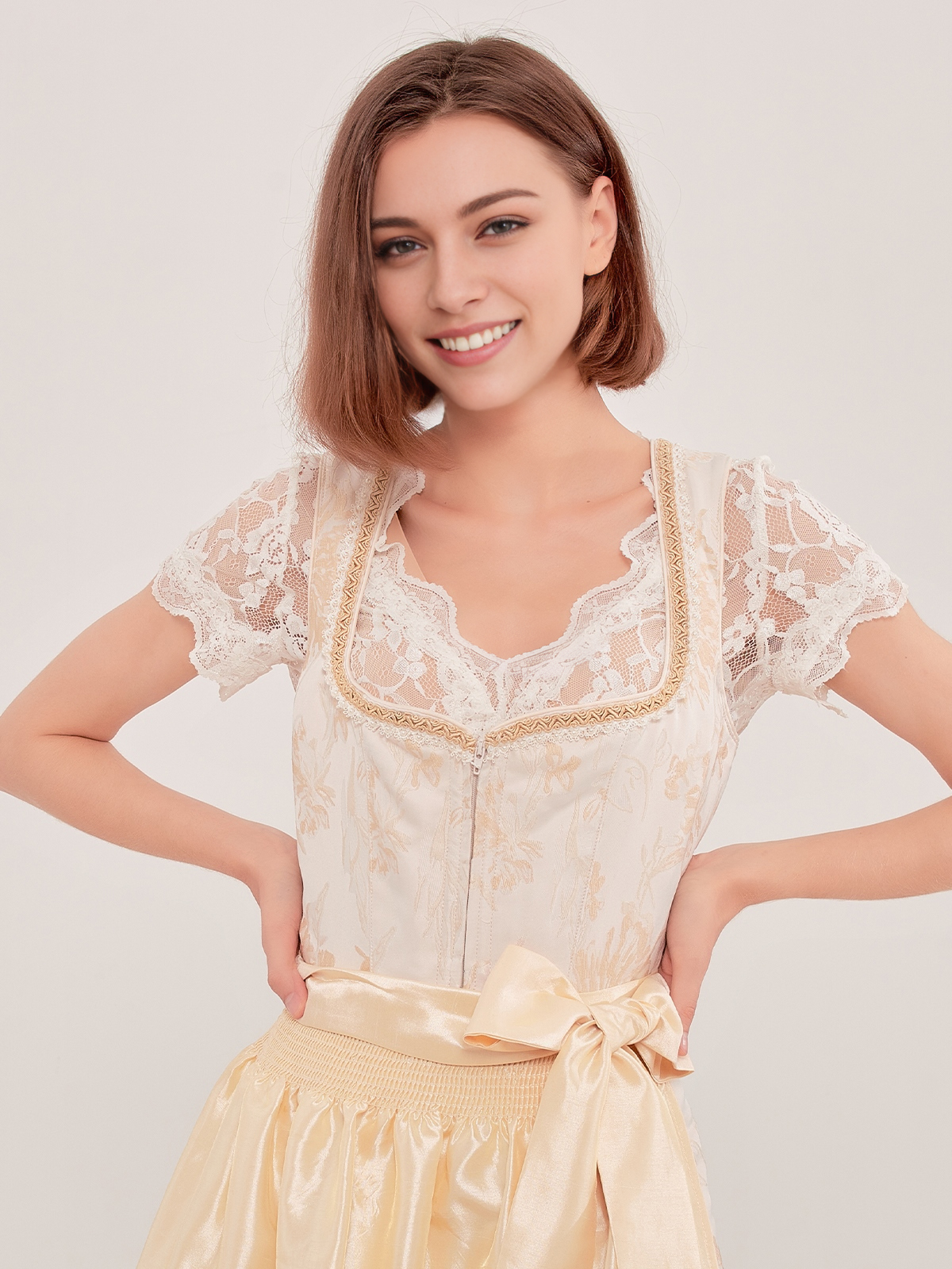 Dirndl mit tiefem Ausschnitt in Gelb
