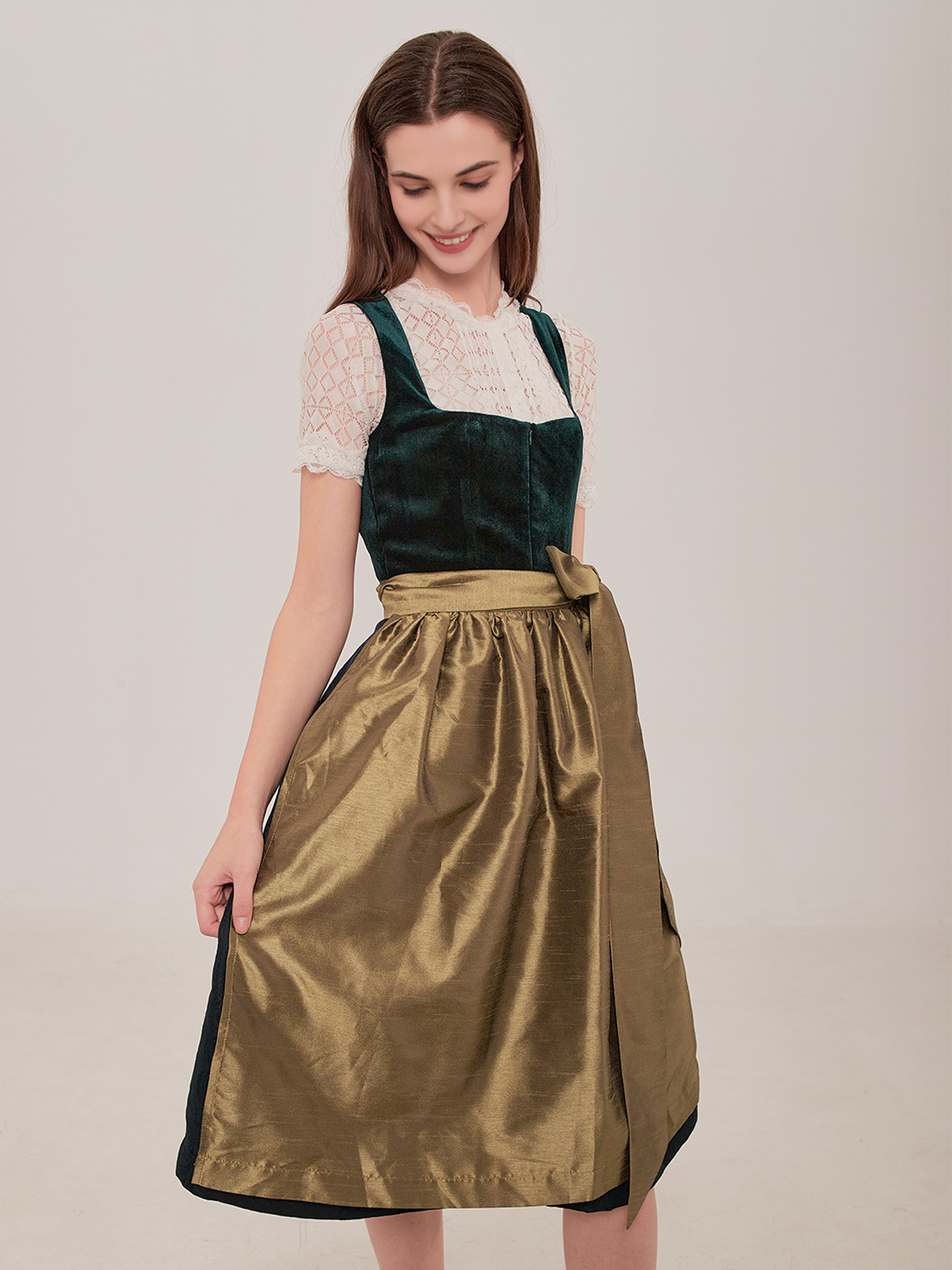 Grünes Dirndl mit traditionellem Schnitt