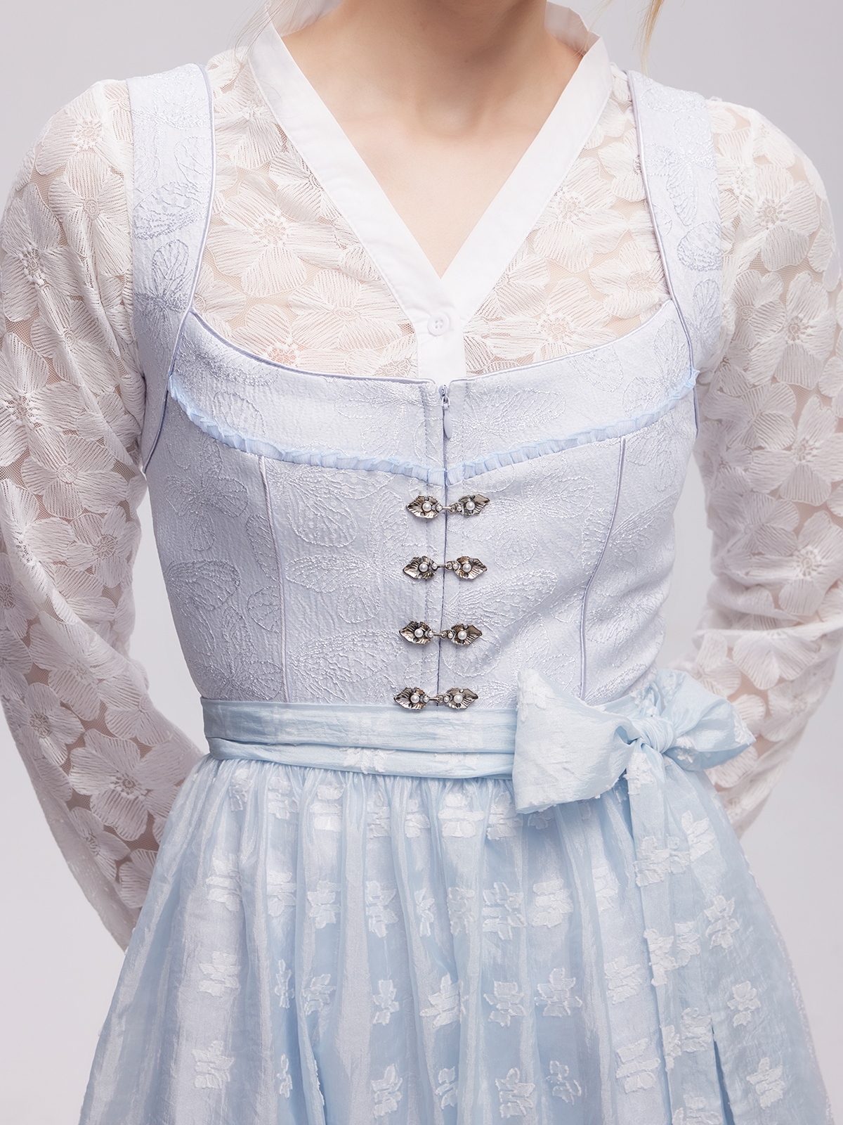 Ein blaues Ehreer Dirndl mit floralen Details