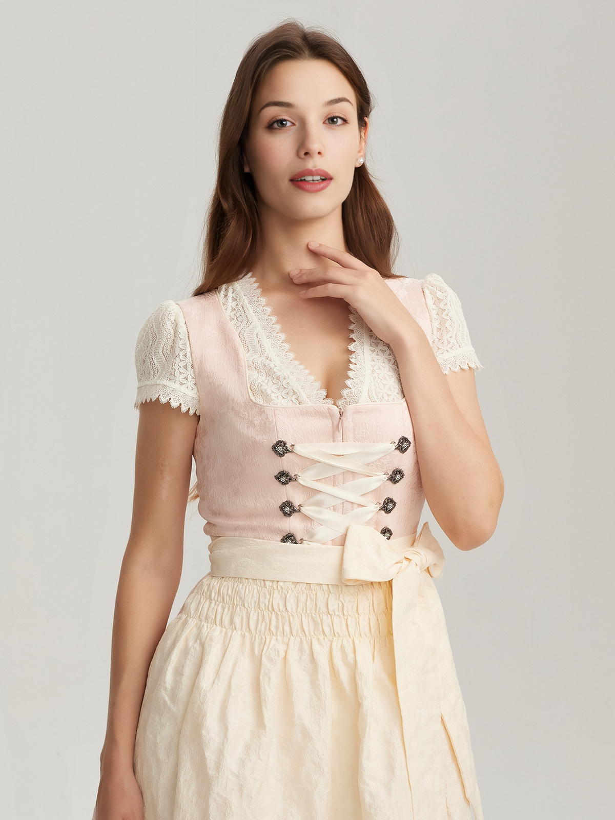 Dirndl Rot Samt – Eleganz in jedem Detail