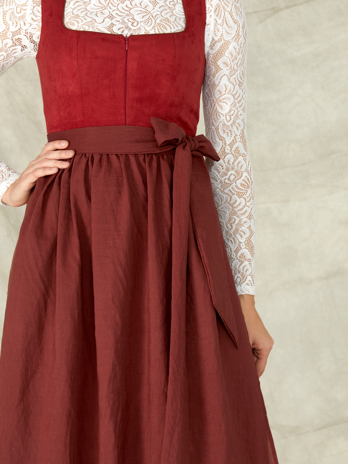 Dirndl in Rot mit traditioneller Bluse