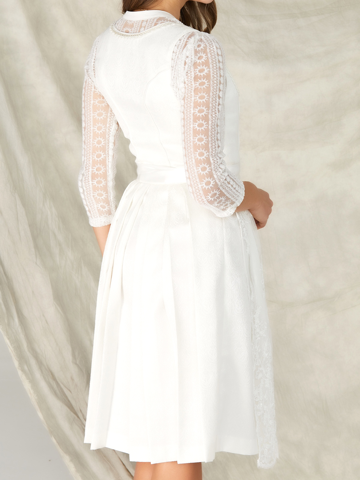 Traditionelles Dirndl in Weiß
