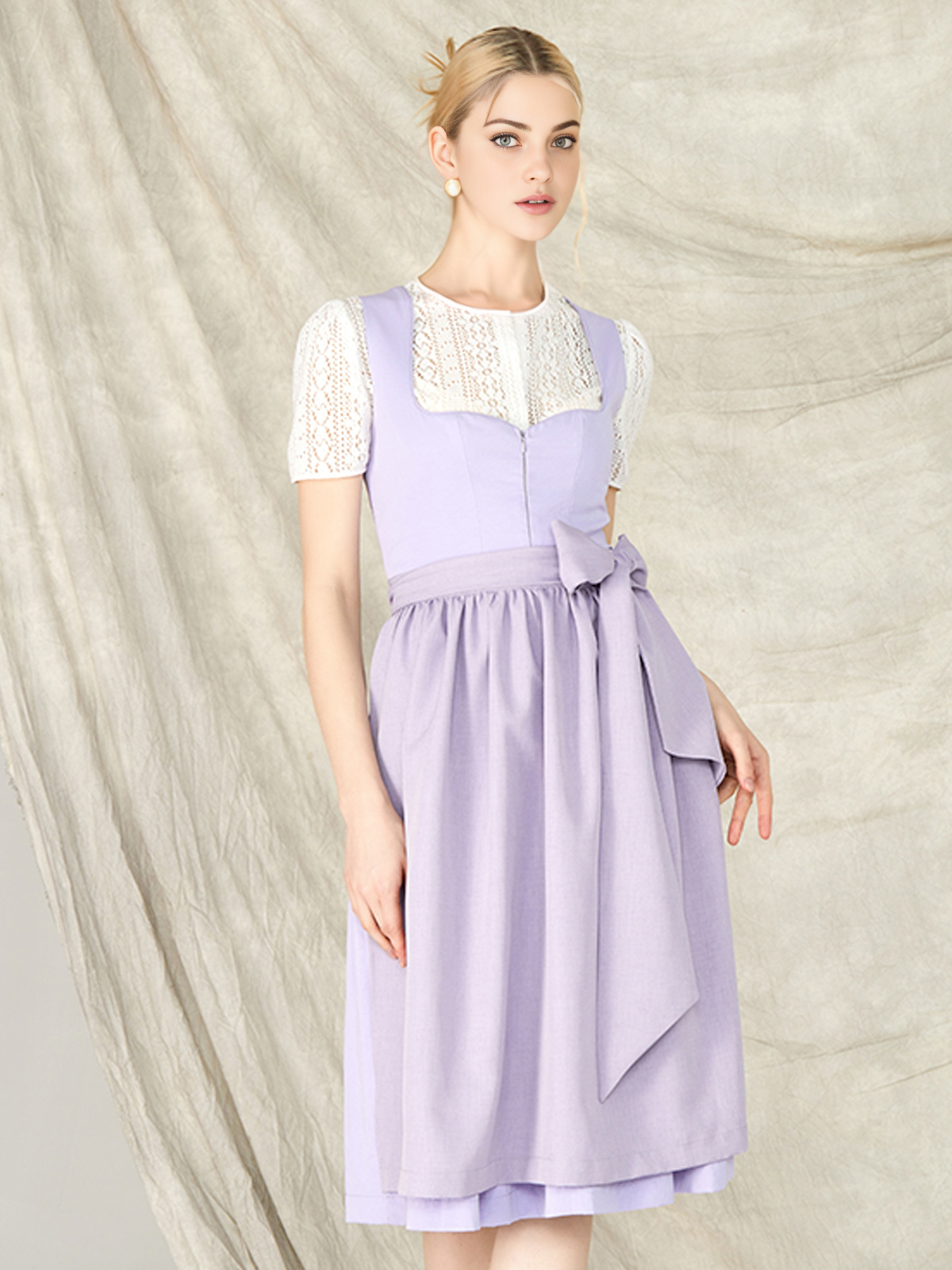 Dirndl in samtigem Braun