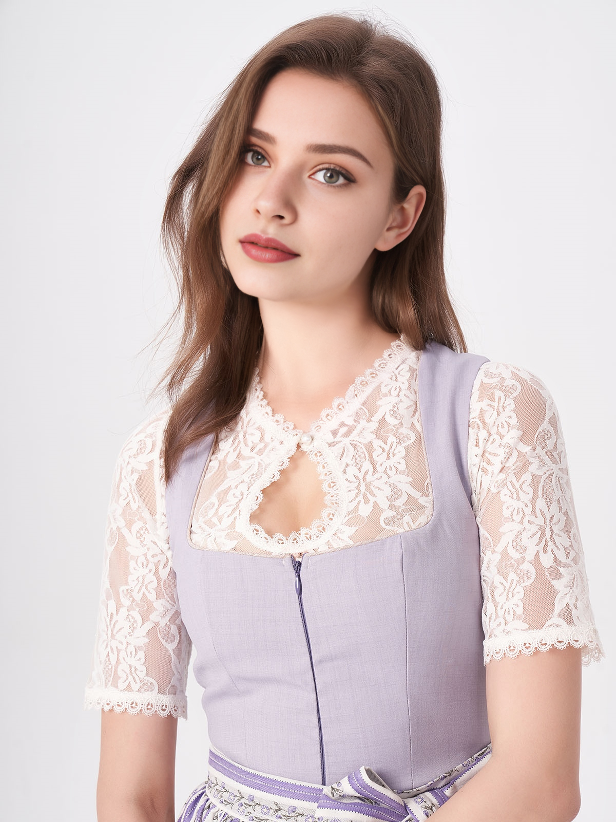 Dirndl in Lila mit modernem Schnitt