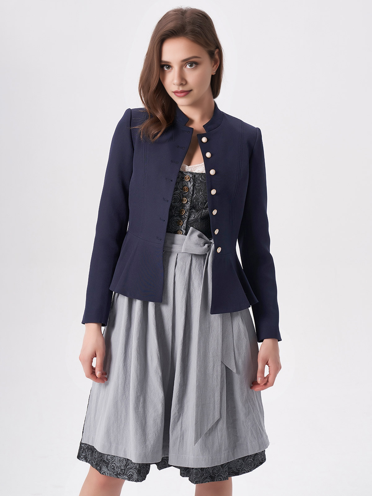 Dirndl in Brombeer – Eleganz und Tradition vereint