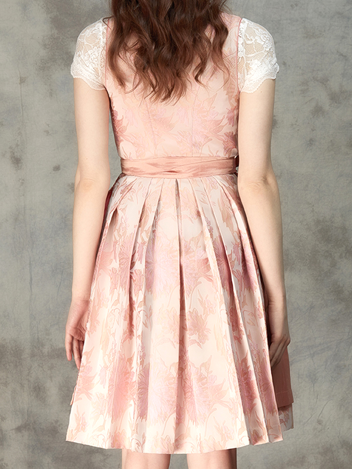 Dirndl in Rosa – eine romantische Alternative