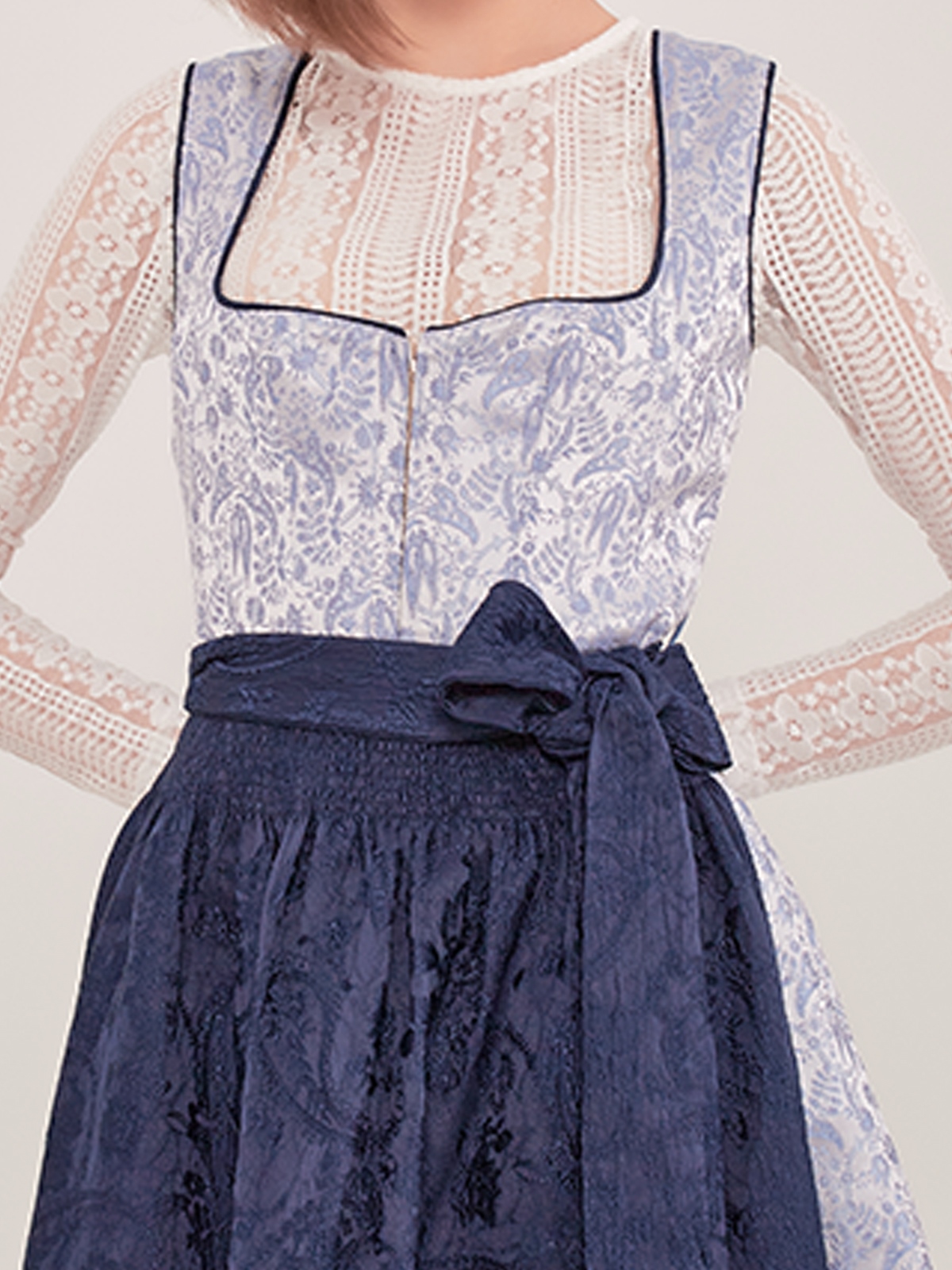 Oranges Dirndl mit blauer Schürze