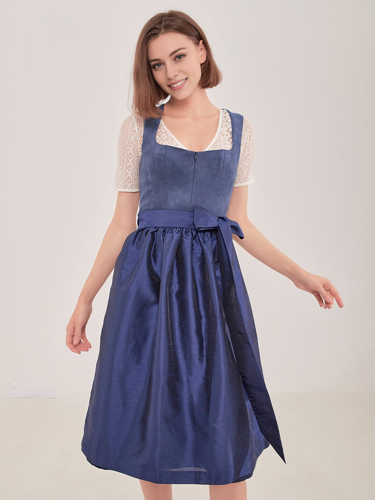 Dirndlbluse hochgeschlossen in Blau