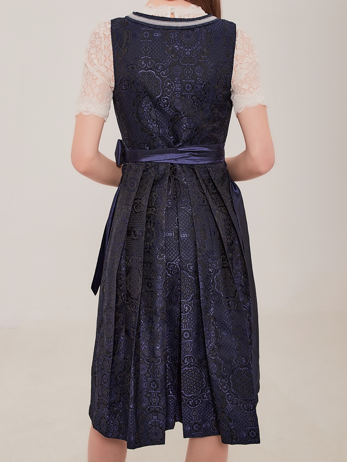 Modernes Dirndl in Blau mit Midi-Länge
