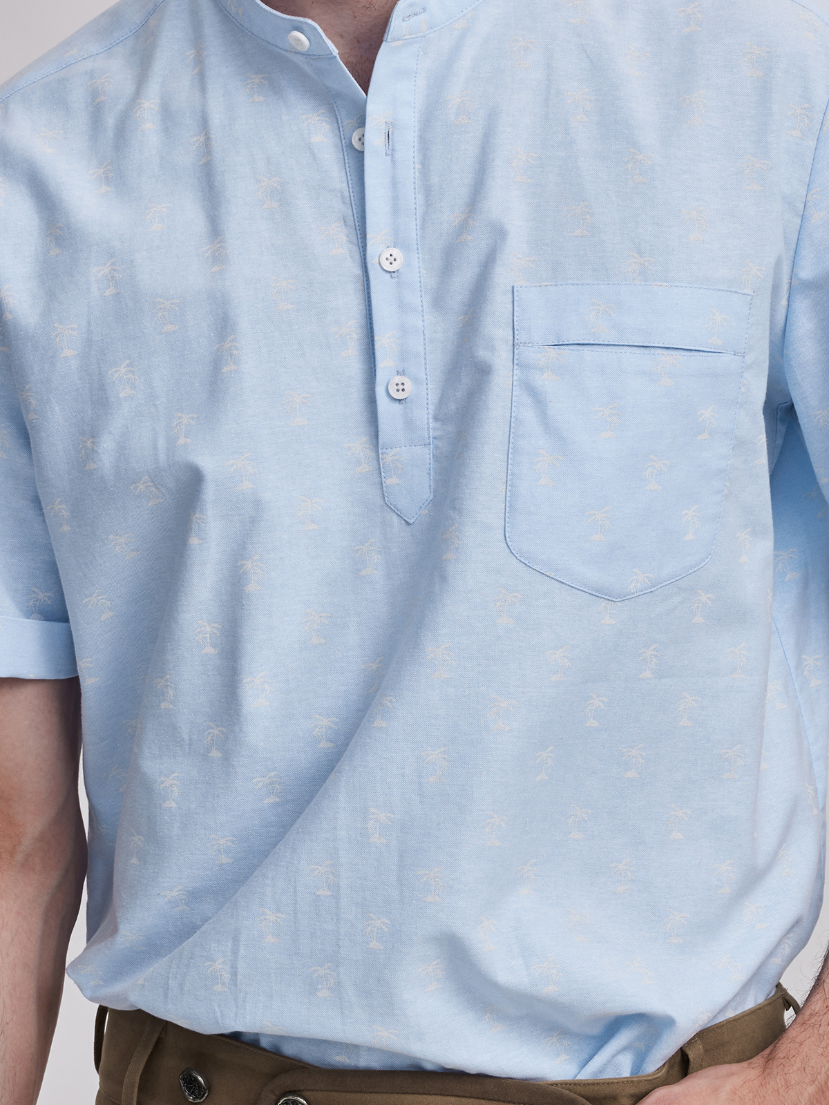 Modernes blaues Dirndl mit schlankem Schnitt