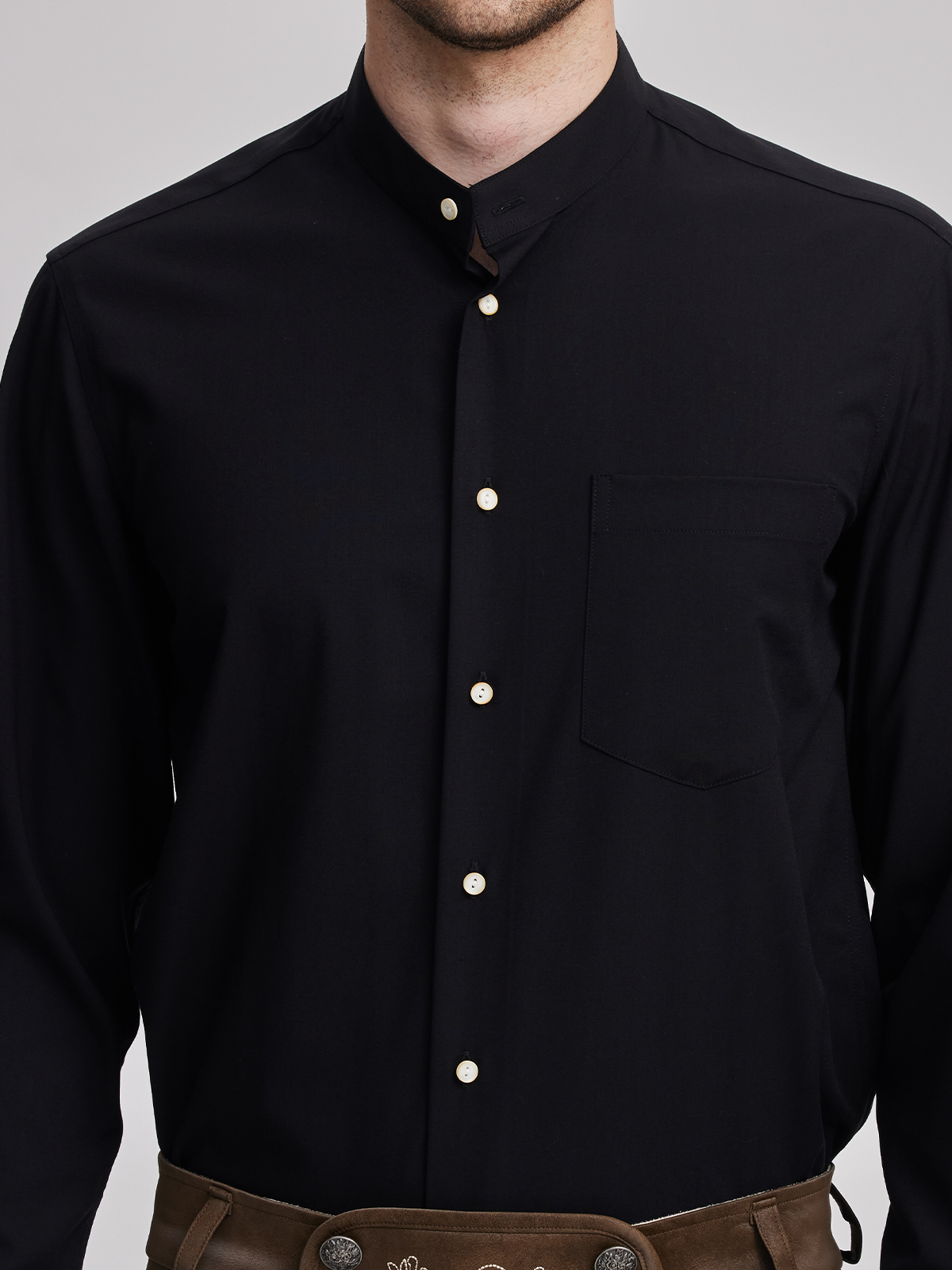 Modernes Dirndl in Schwarz mit Hakenverschluss