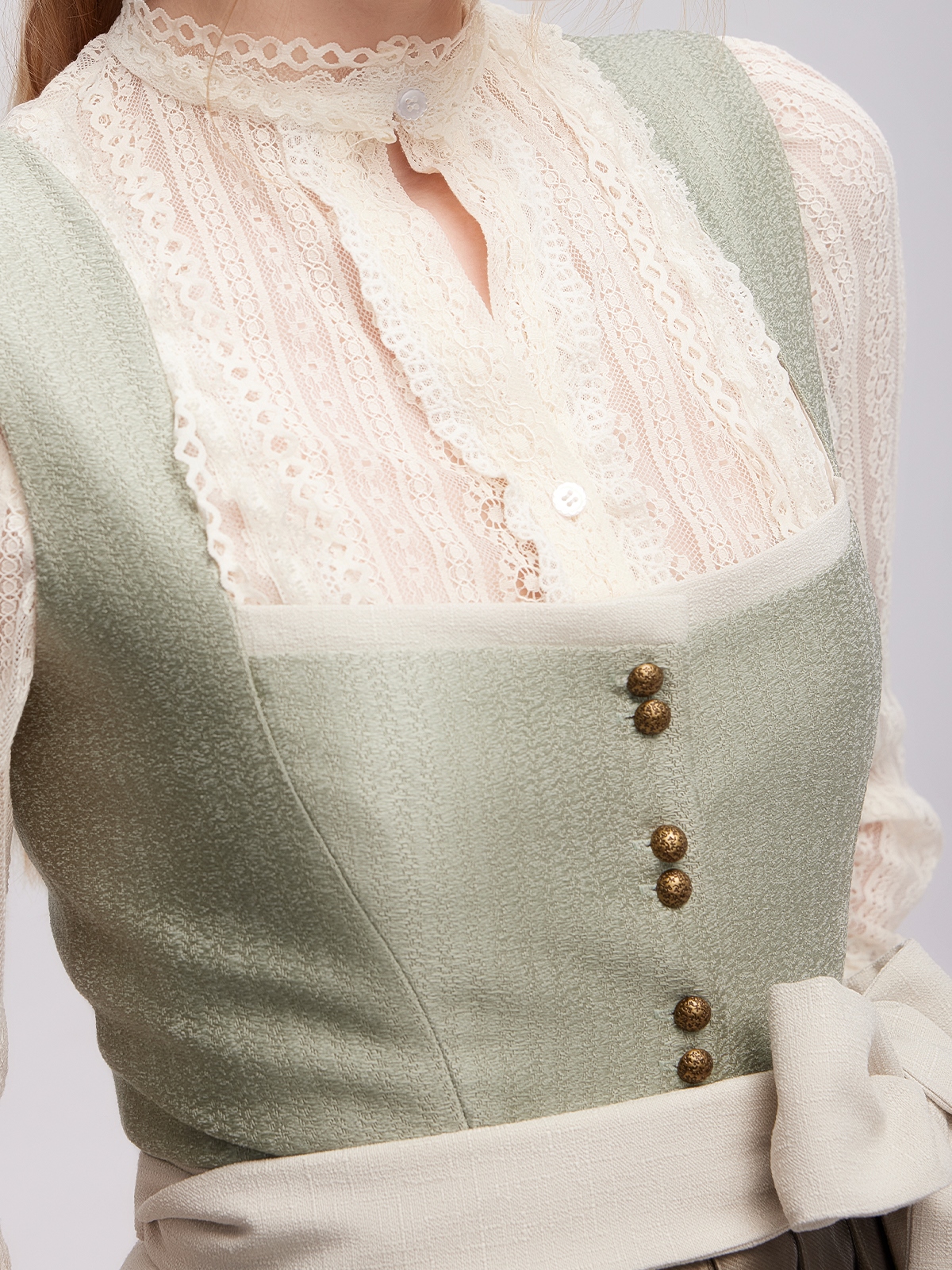Modernes Dirndl Grün in urbanem Setting