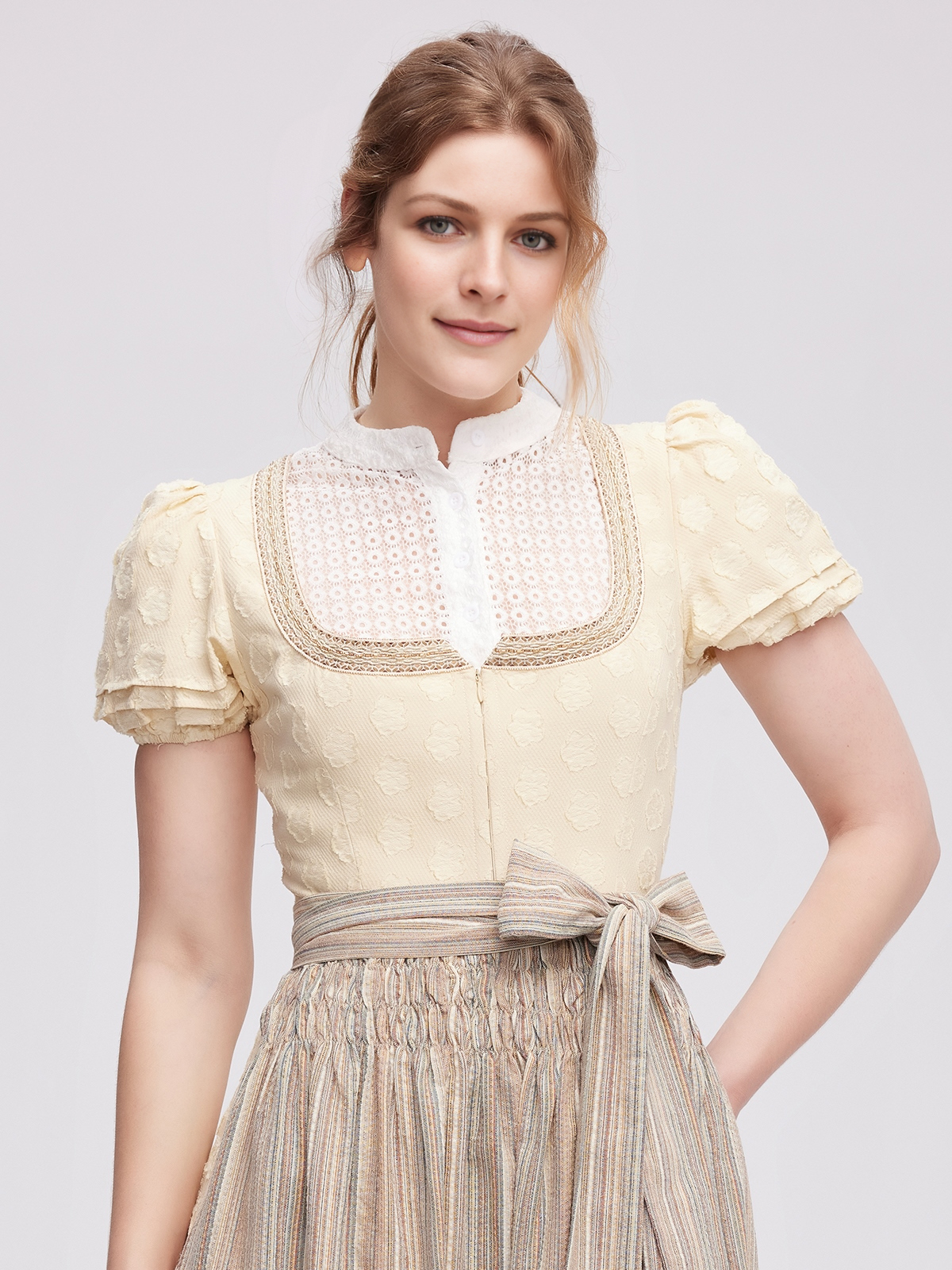 Gelbes Dirndl mit femininem Schnitt