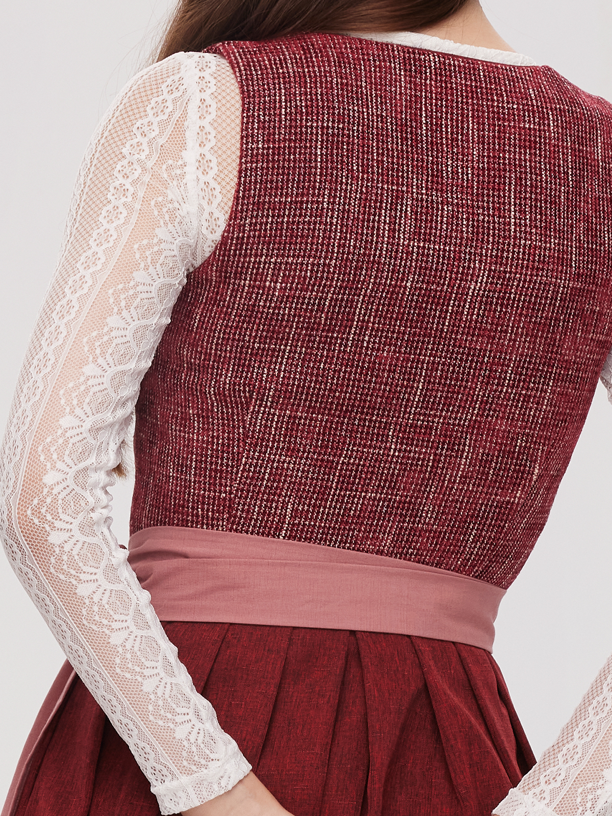 Ein elegantes rotes Dirndl mit floralen Details