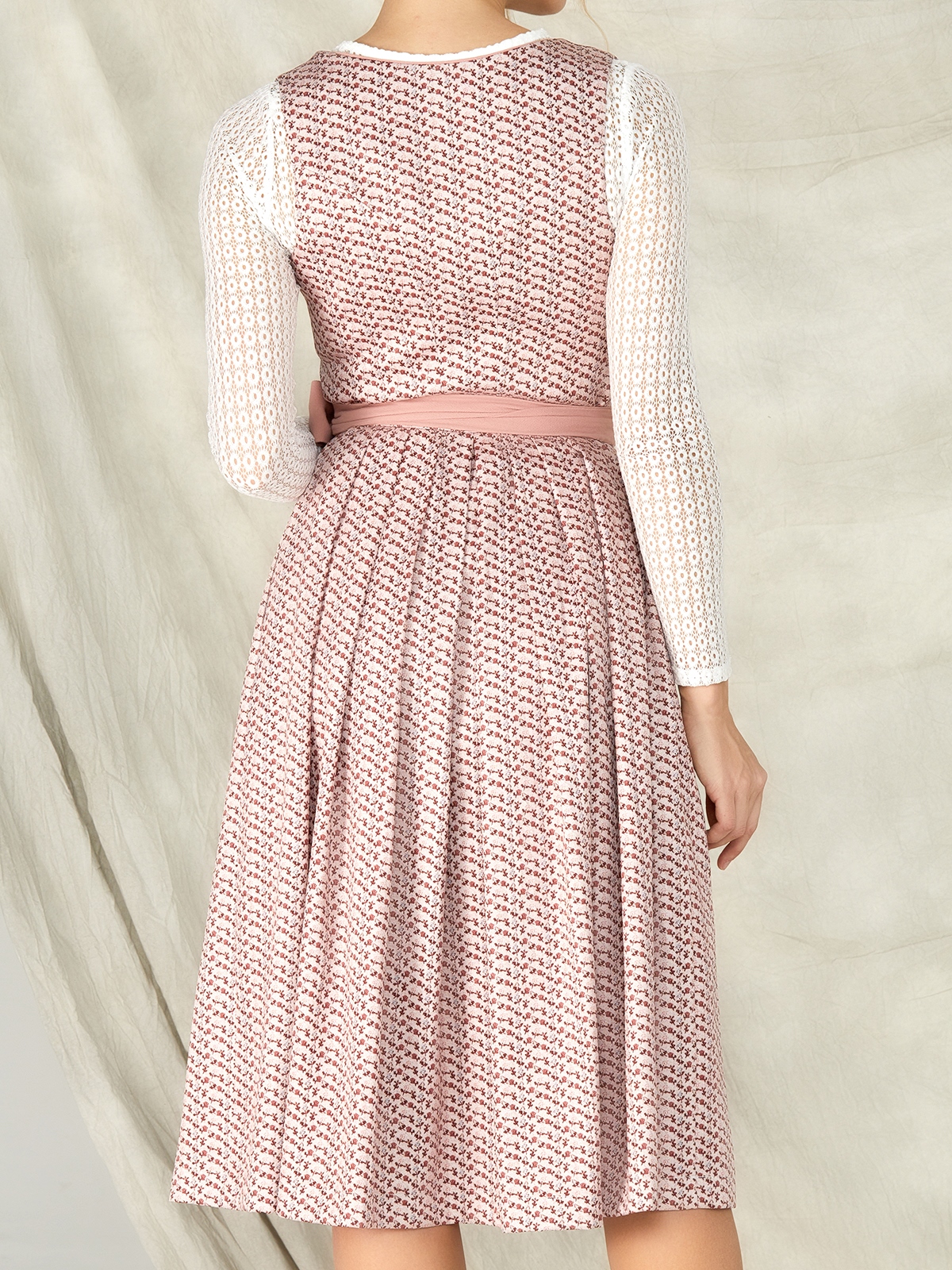 Modernes Dirndl in Rosa
