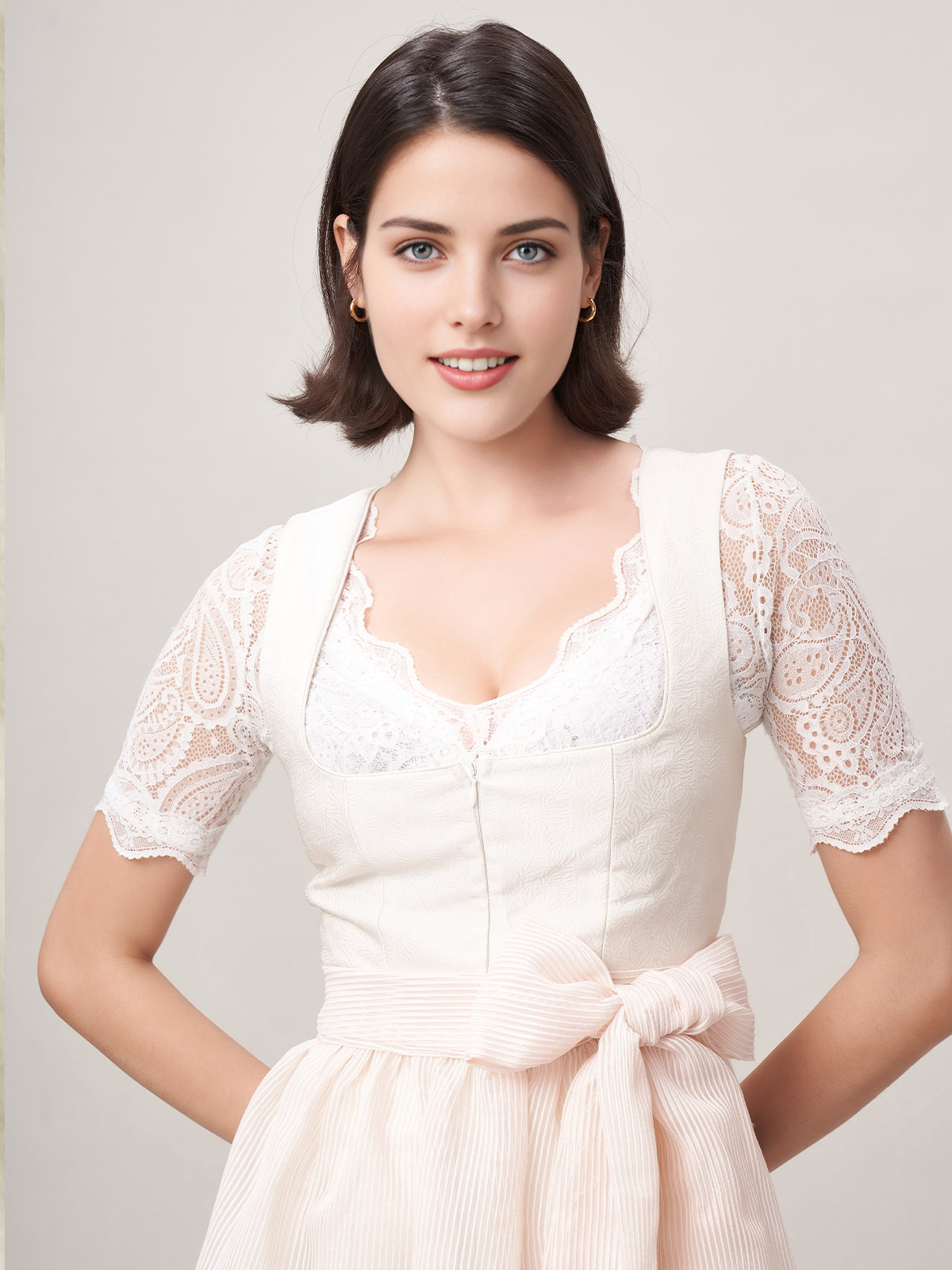 Elegante Langarm Dirndlbluse in Beige
