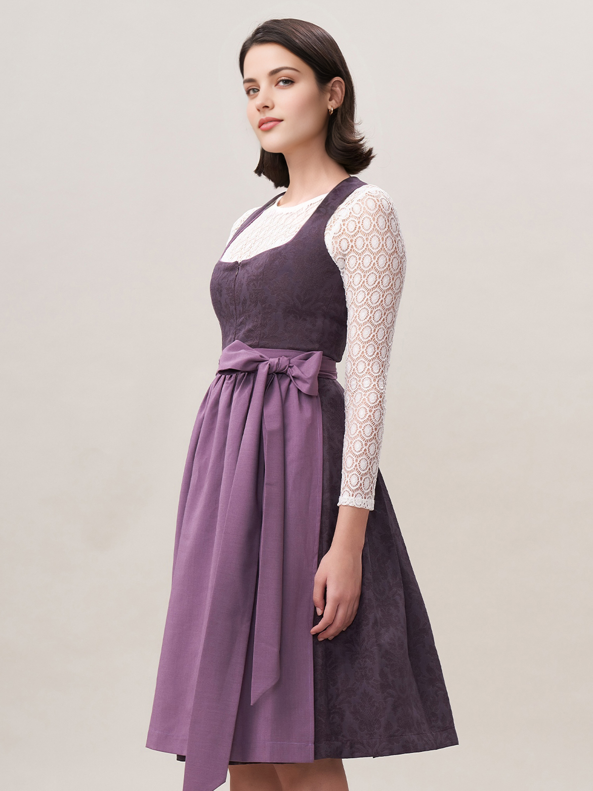 Ehreer Dirndl in Lila – elegantes Design mit Spitzenverzierung