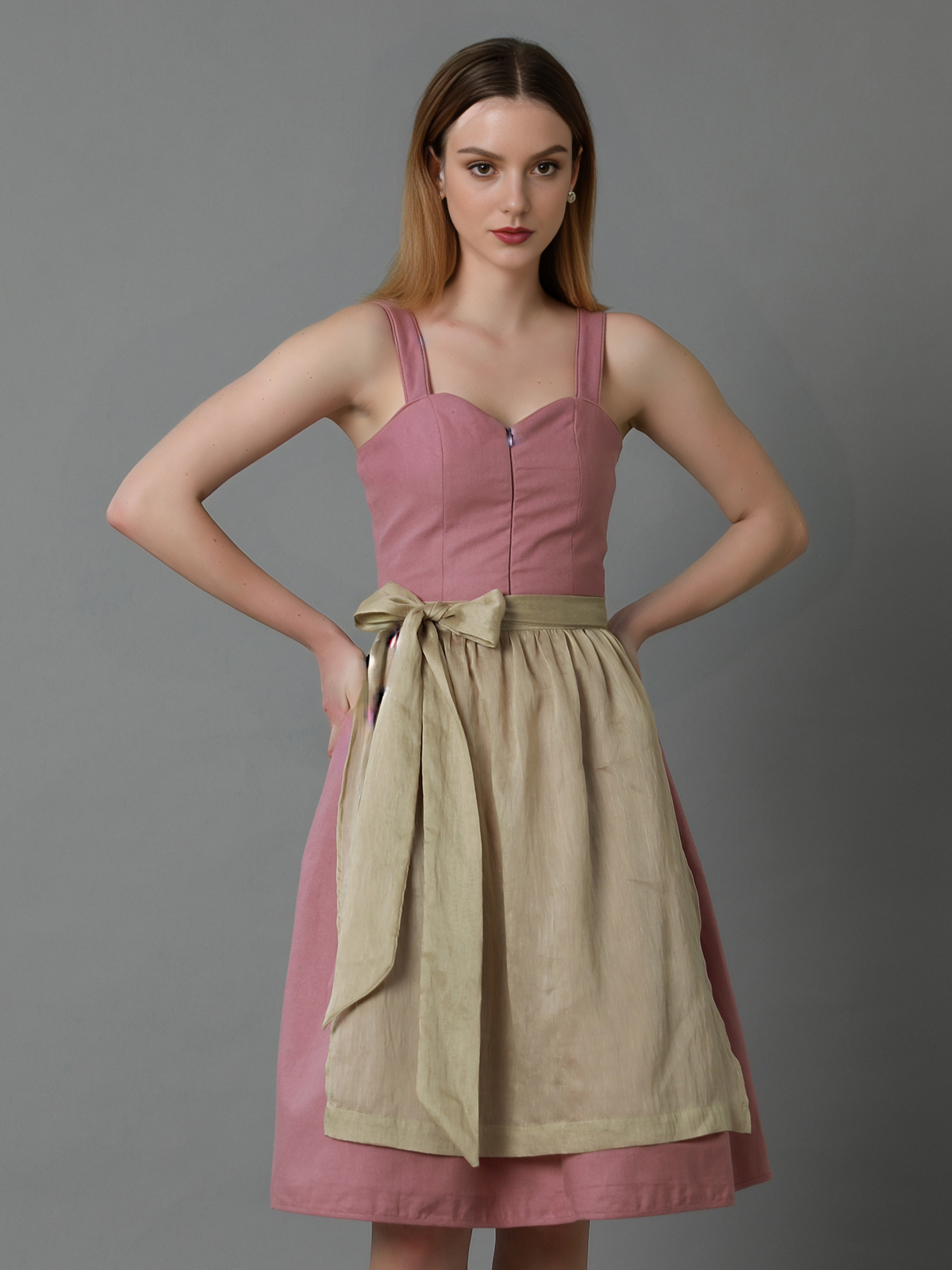 Rot-grünes Dirndl mit floralen Details