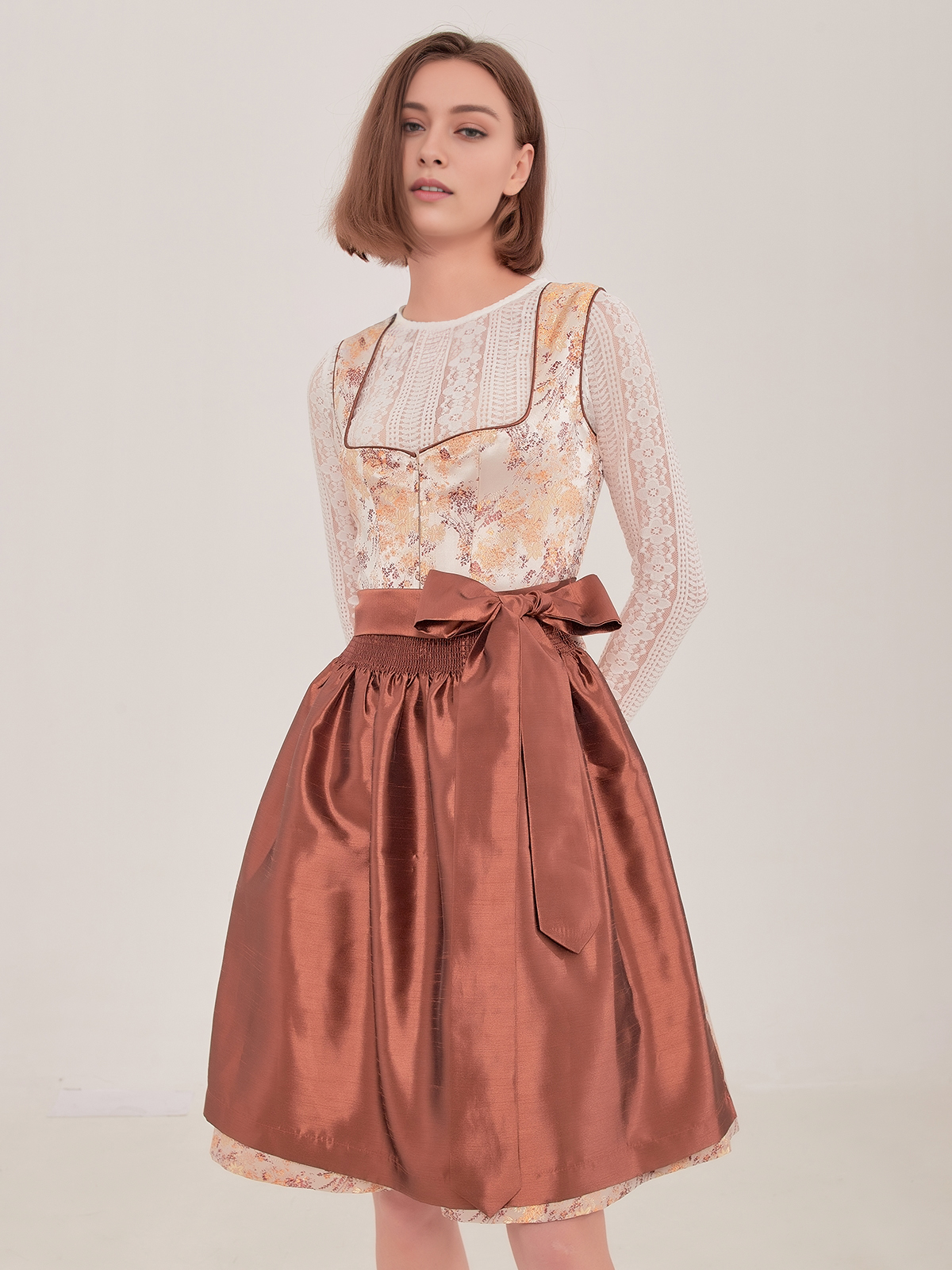 Dirndl in Rot und Schwarz