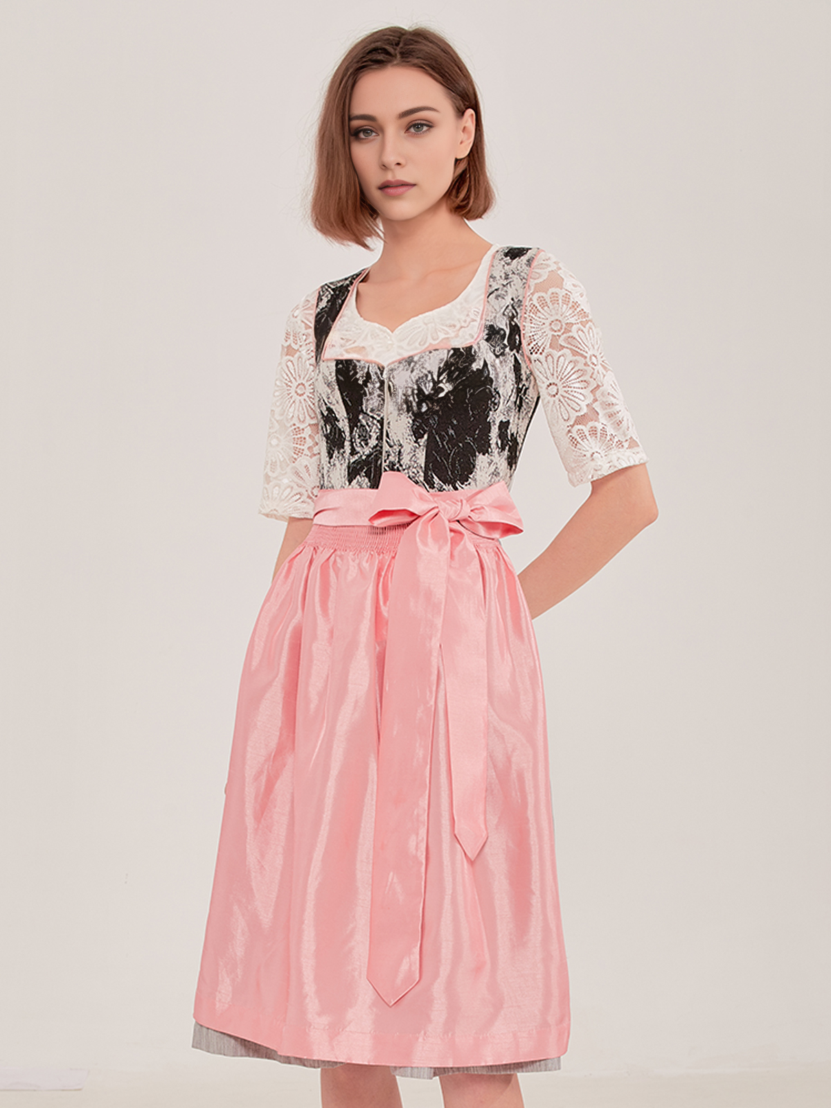 Modernes Dirndl Petite in Schwarz