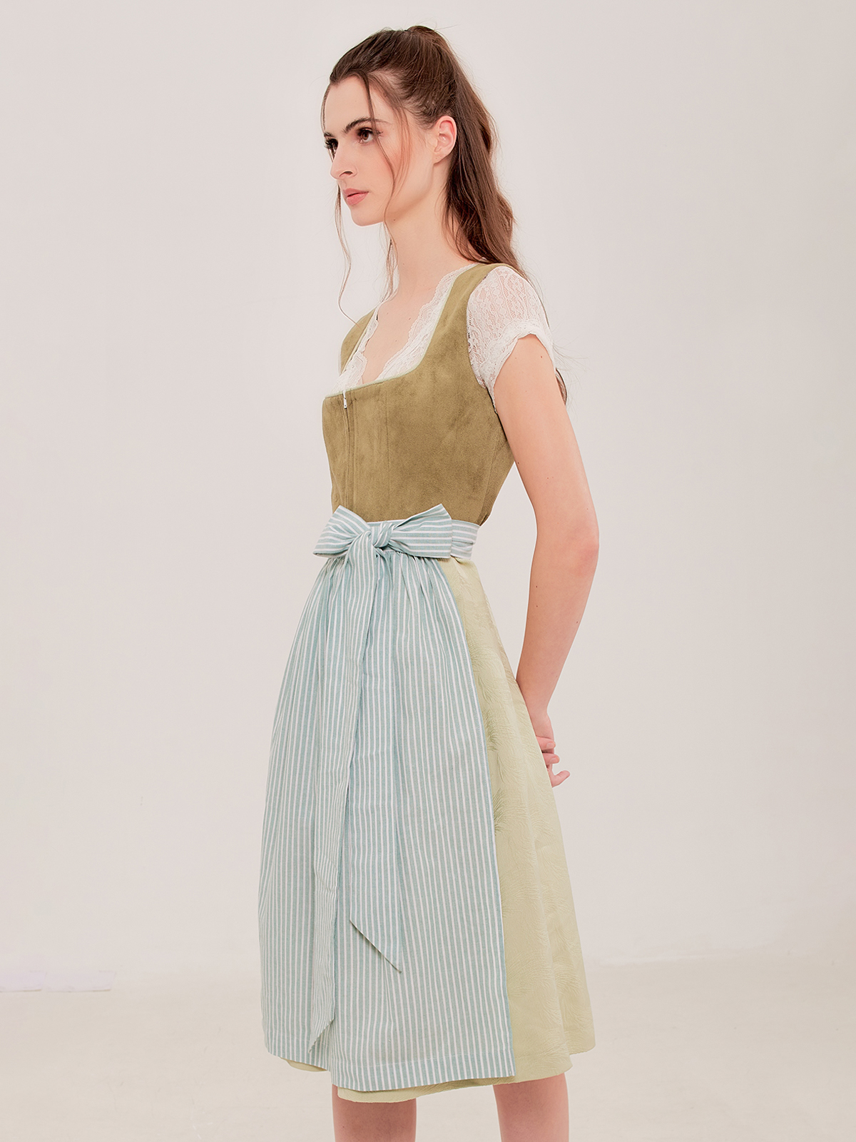 Dirndl Burgunderrot mit eleganter Stickerei