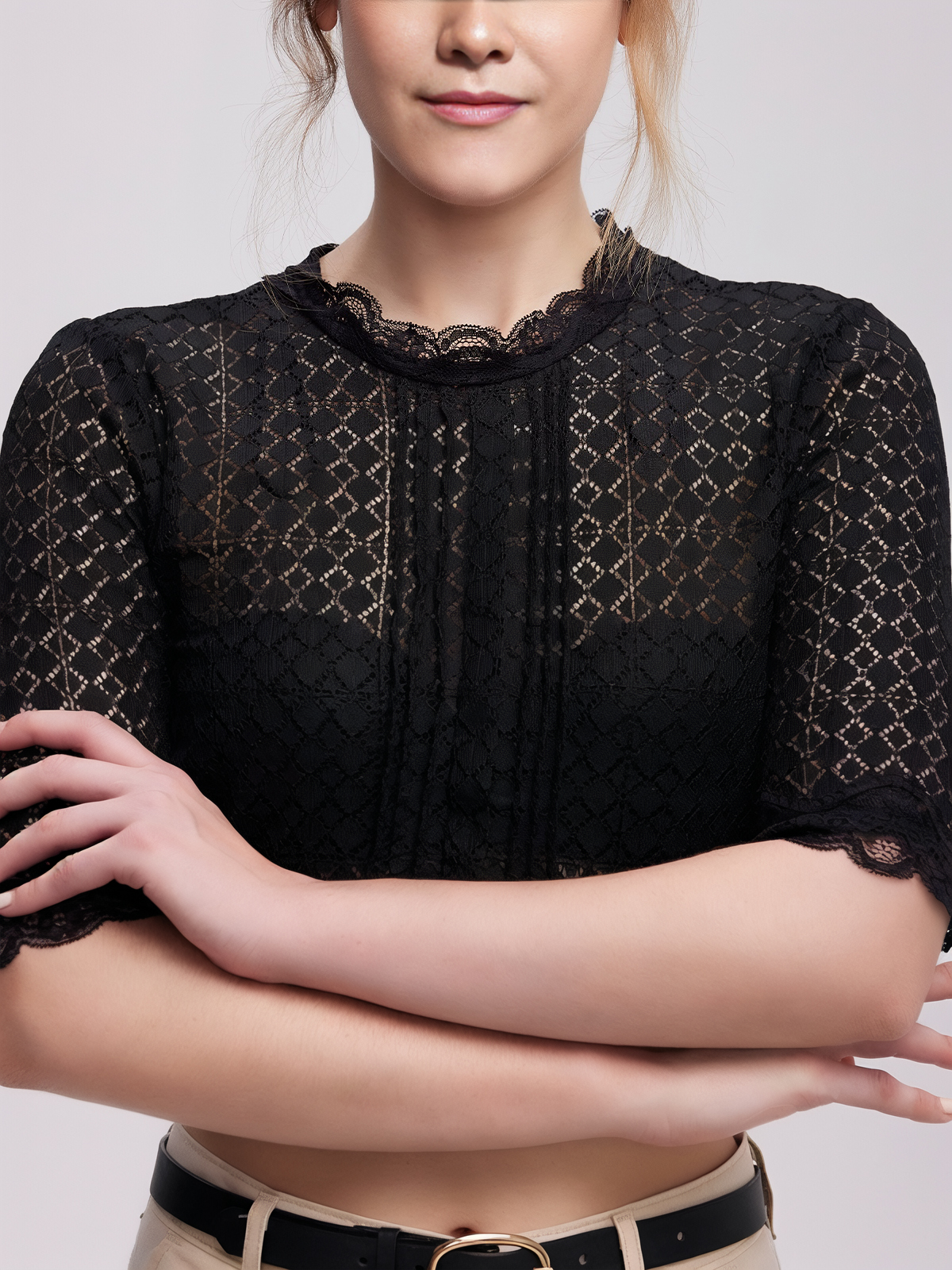 Dirndl mit tiefem Ausschnitt in Schwarz