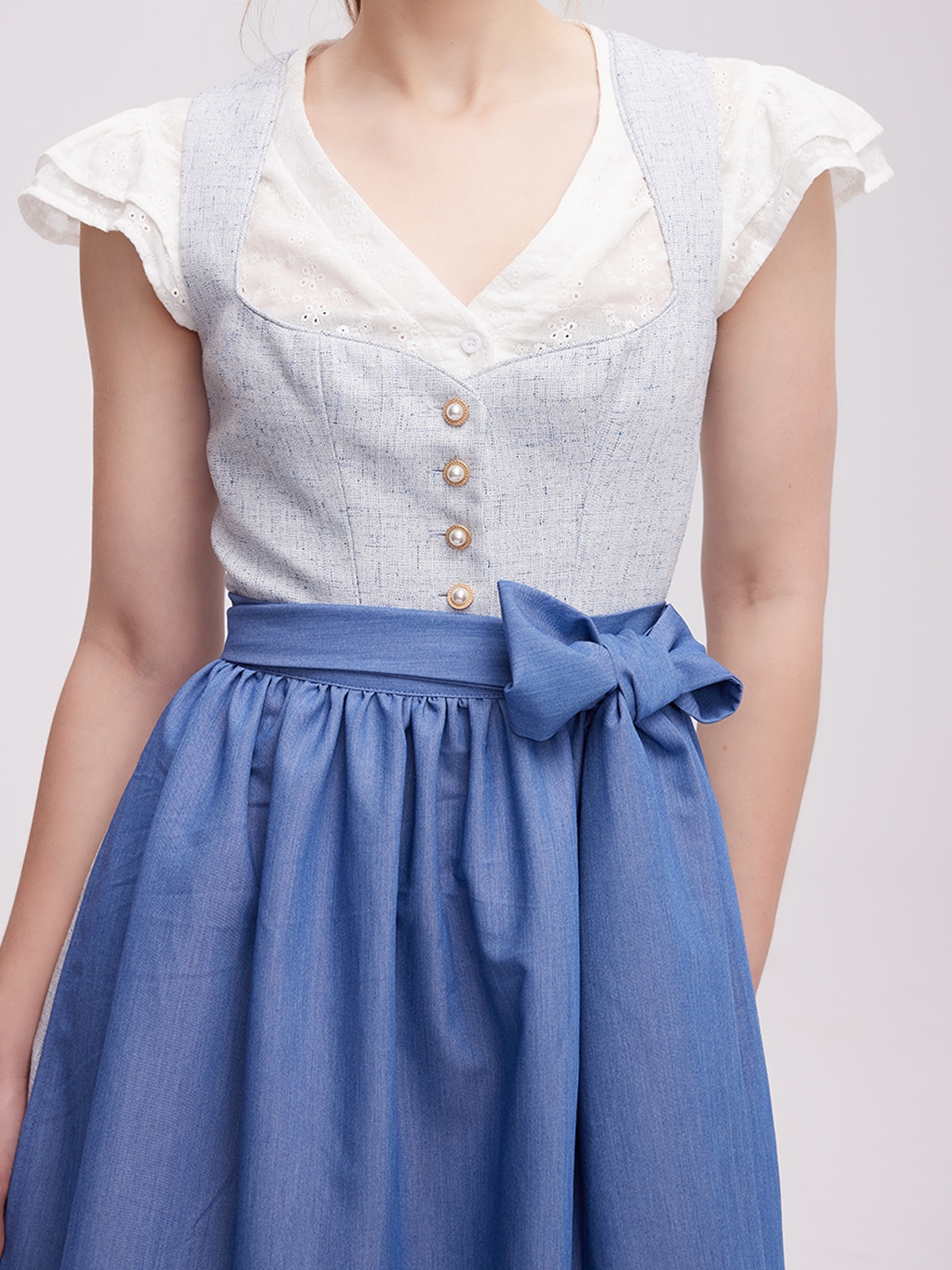 Elegantes schwarzes Dirndl mit Spitzenbluse