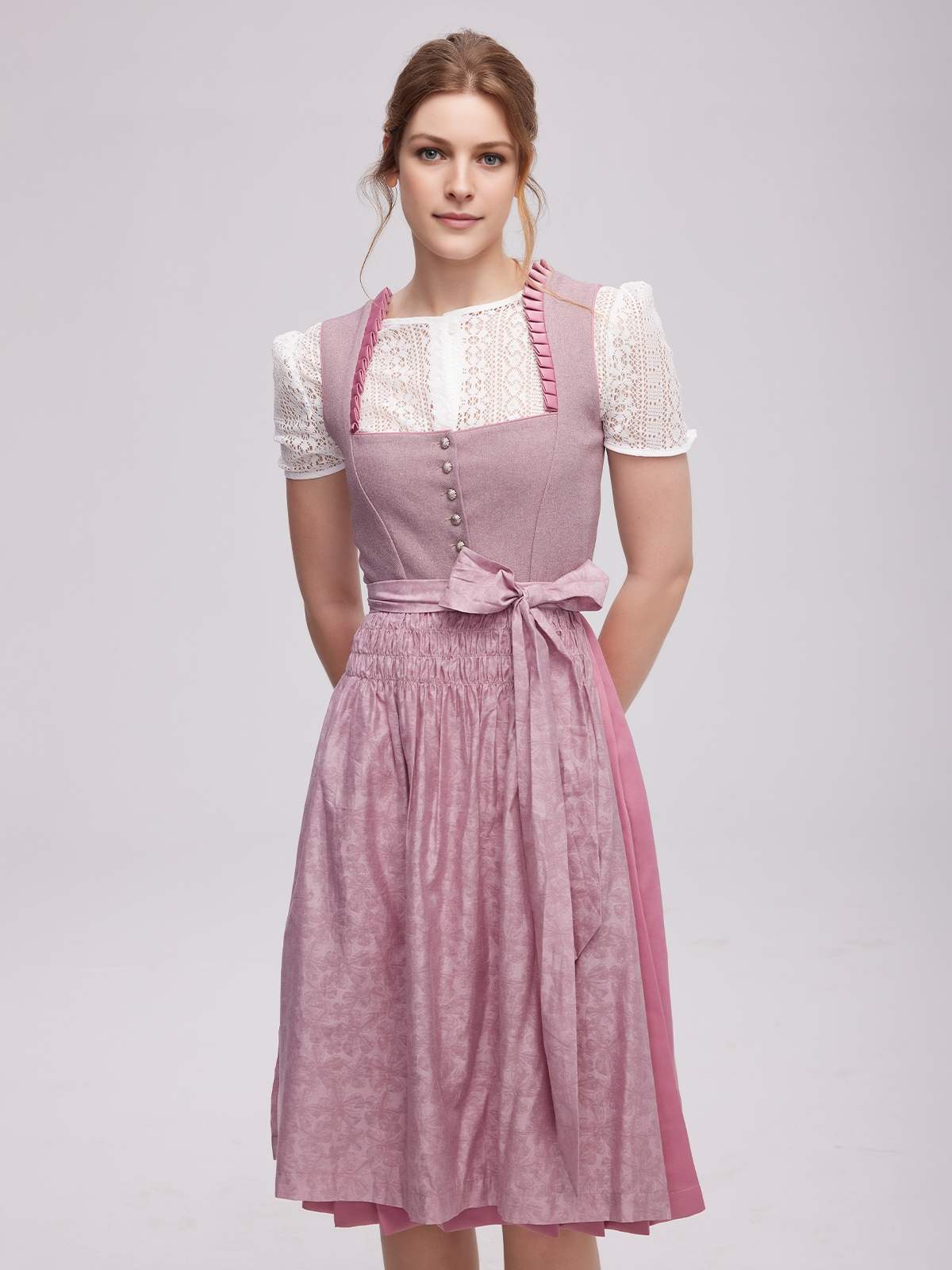Dirndl in Lila – ein stilvoller Kontrast zum schwarzen Samt-Dirndl