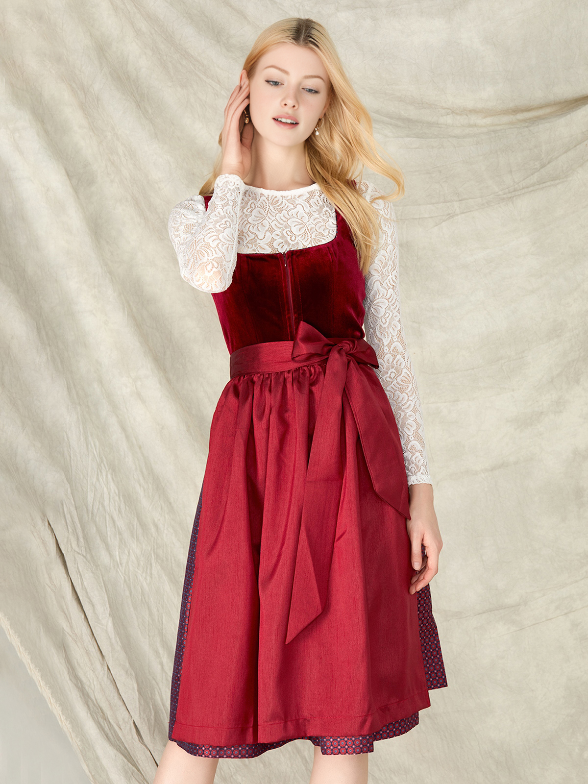 Dirndl mit geradem Ausschnitt in Rot