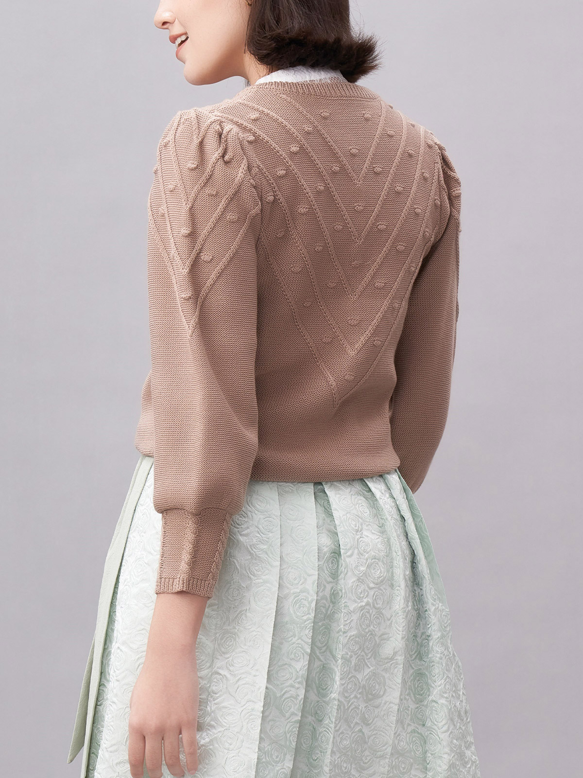 Braunes Dirndl mit Stickereien