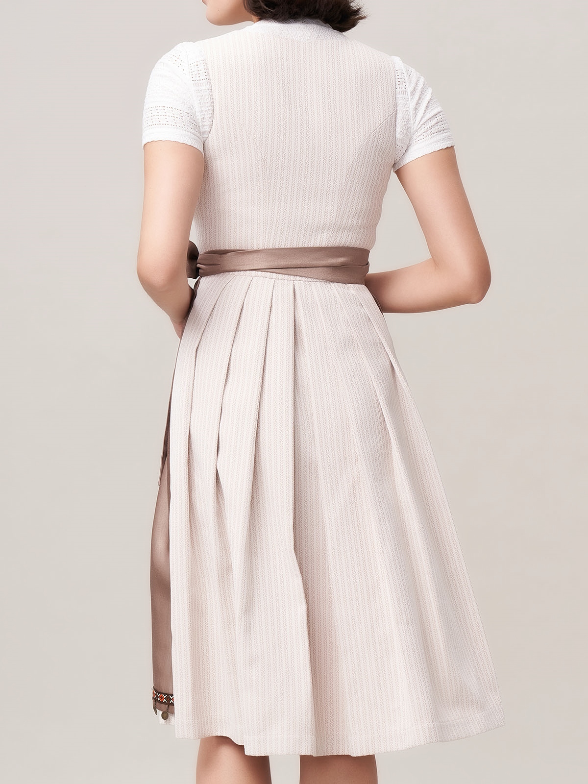 Beige Dirndl mit femininem Schnitt