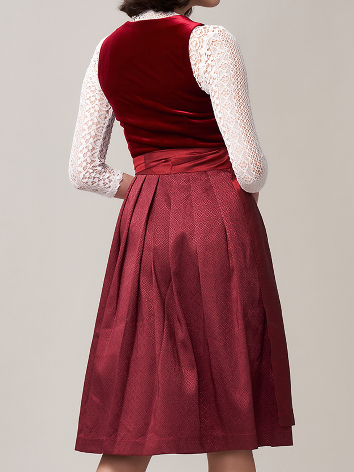 Modernes Dirndl in Rot mit eleganter Passform