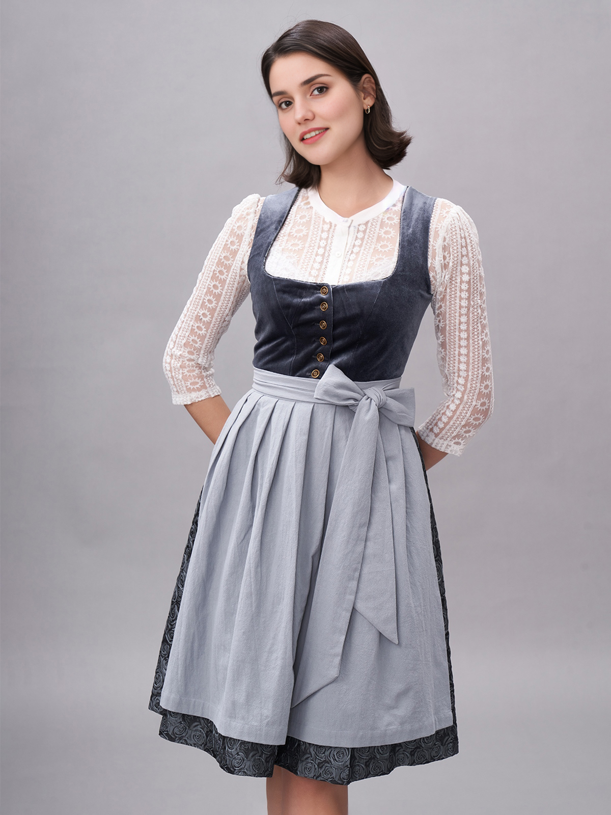 Ein elegantes blaues Ja Mei Dirndl mit traditioneller Schürze