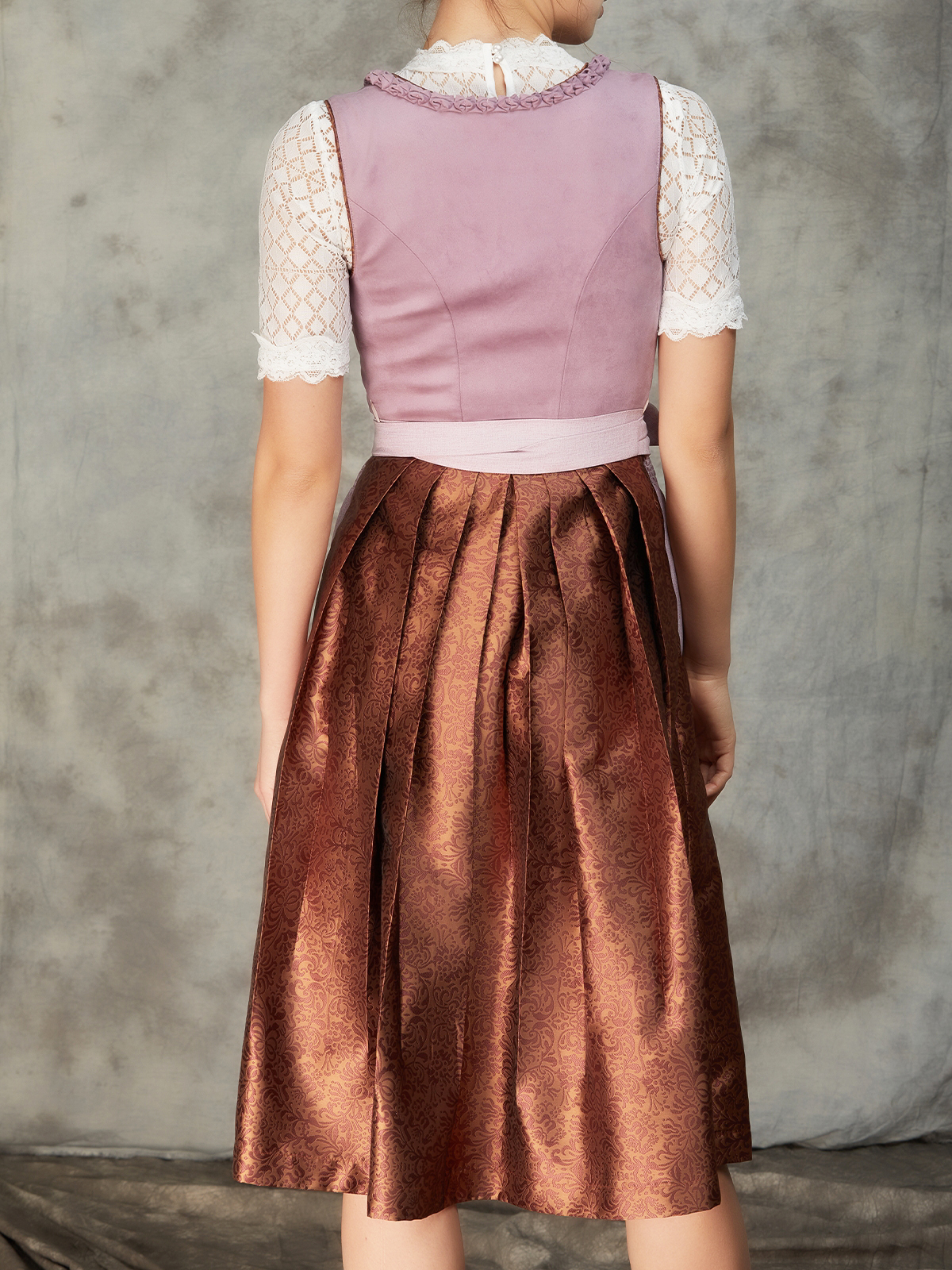 Dirndl Lachsfarben – Eleganz in zartem Rosa