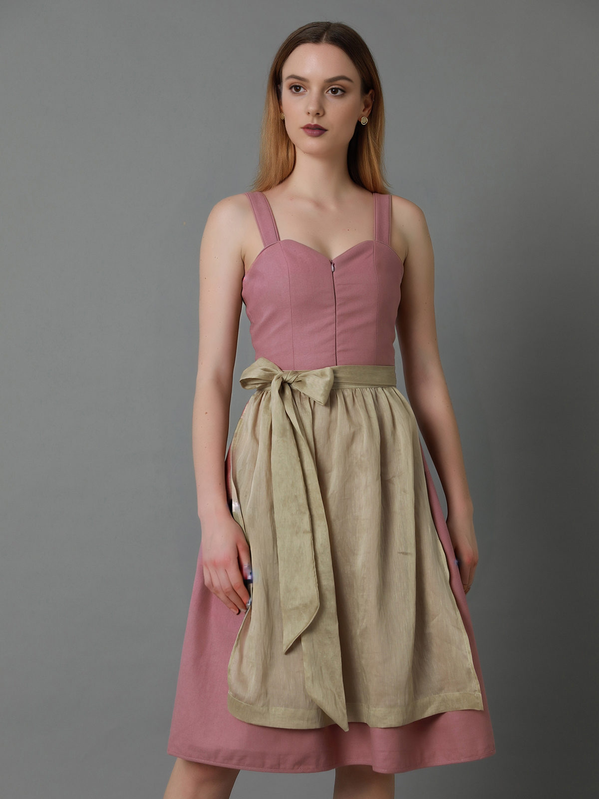 Oranges Dirndl mit modernem Schnitt