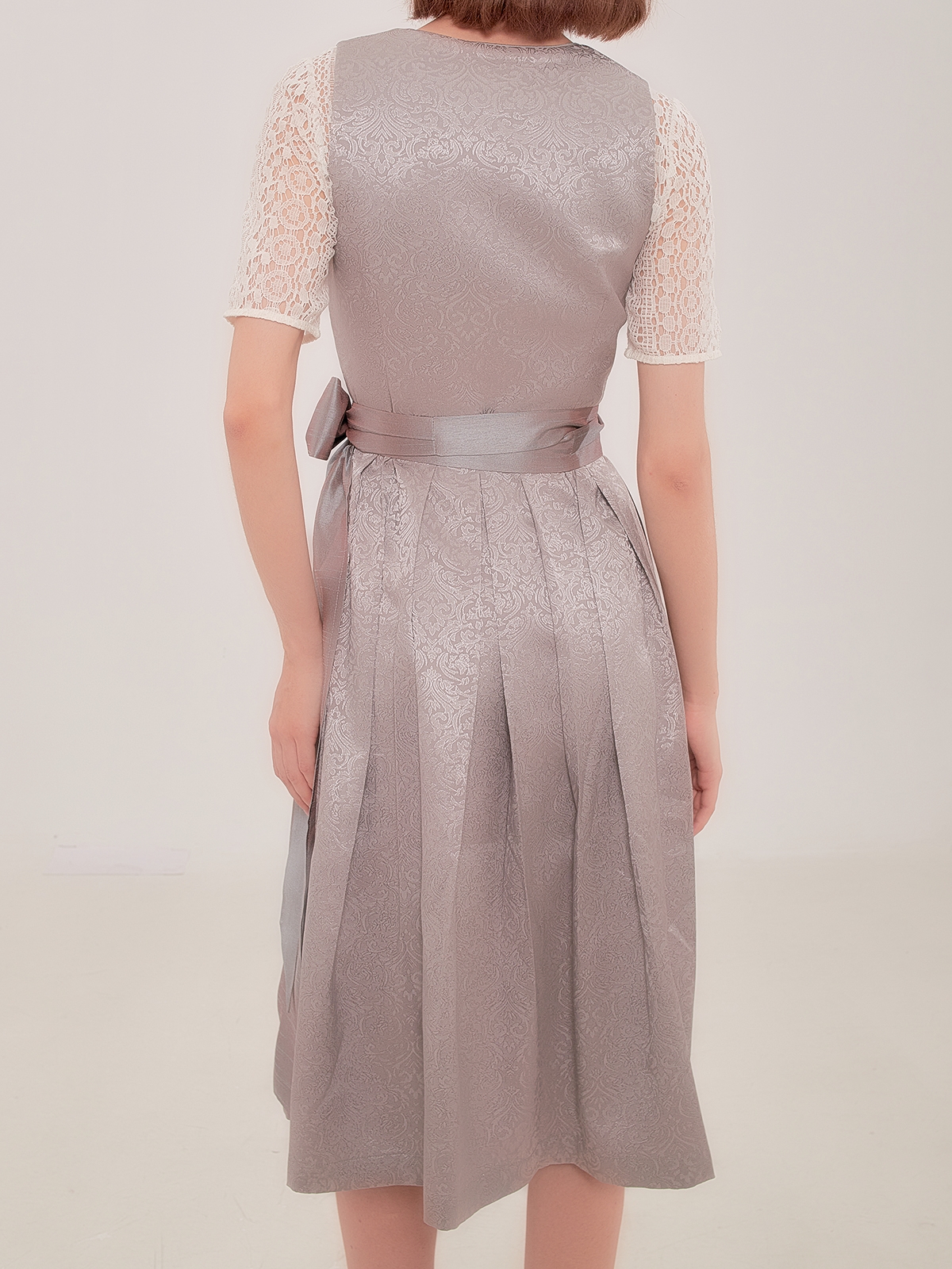 Modernes grünes Dirndl mit Rock-Tracht-Einflüssen