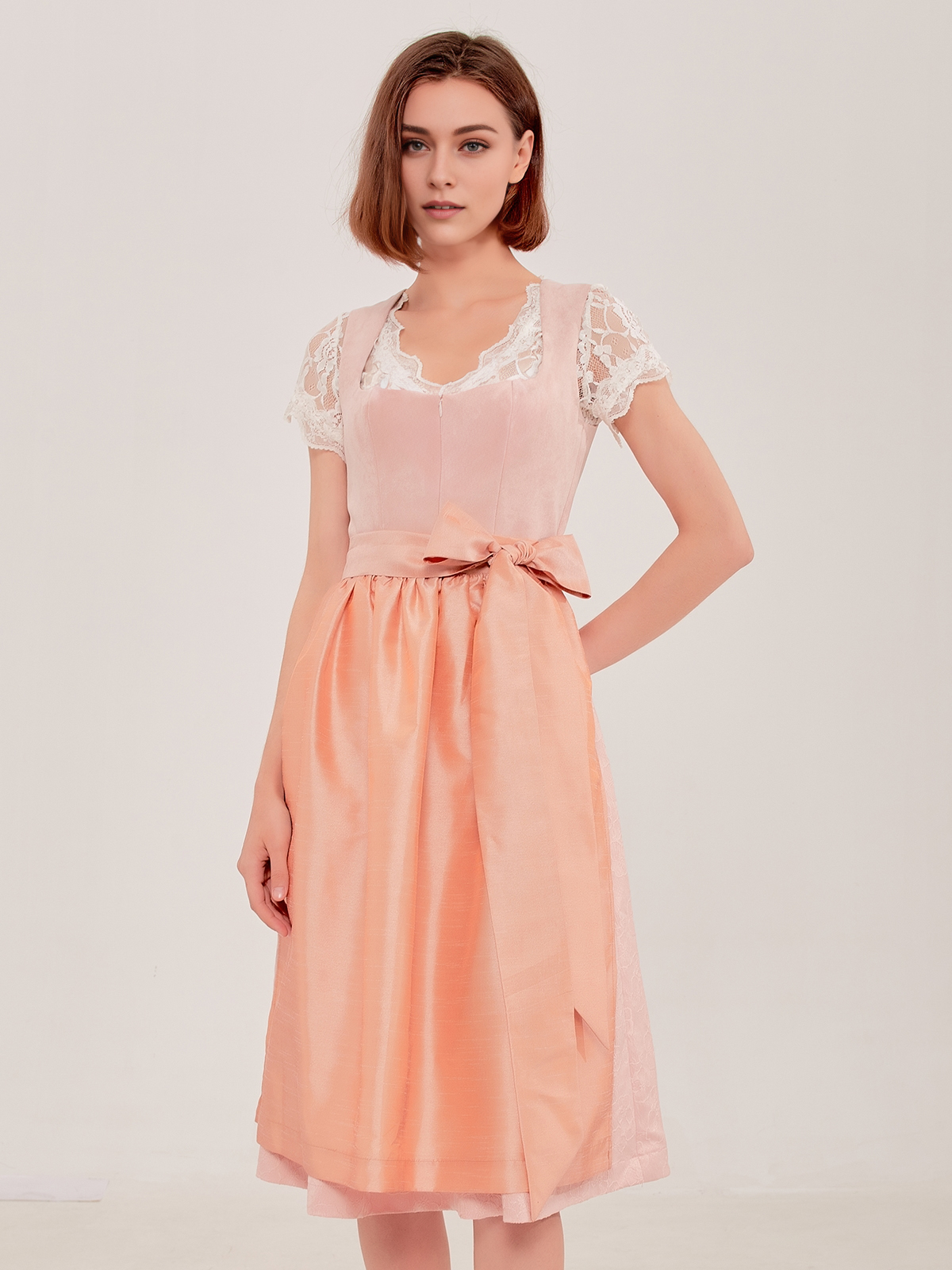 Modernes Dirndl Outfit in Rosa mit Sneakern