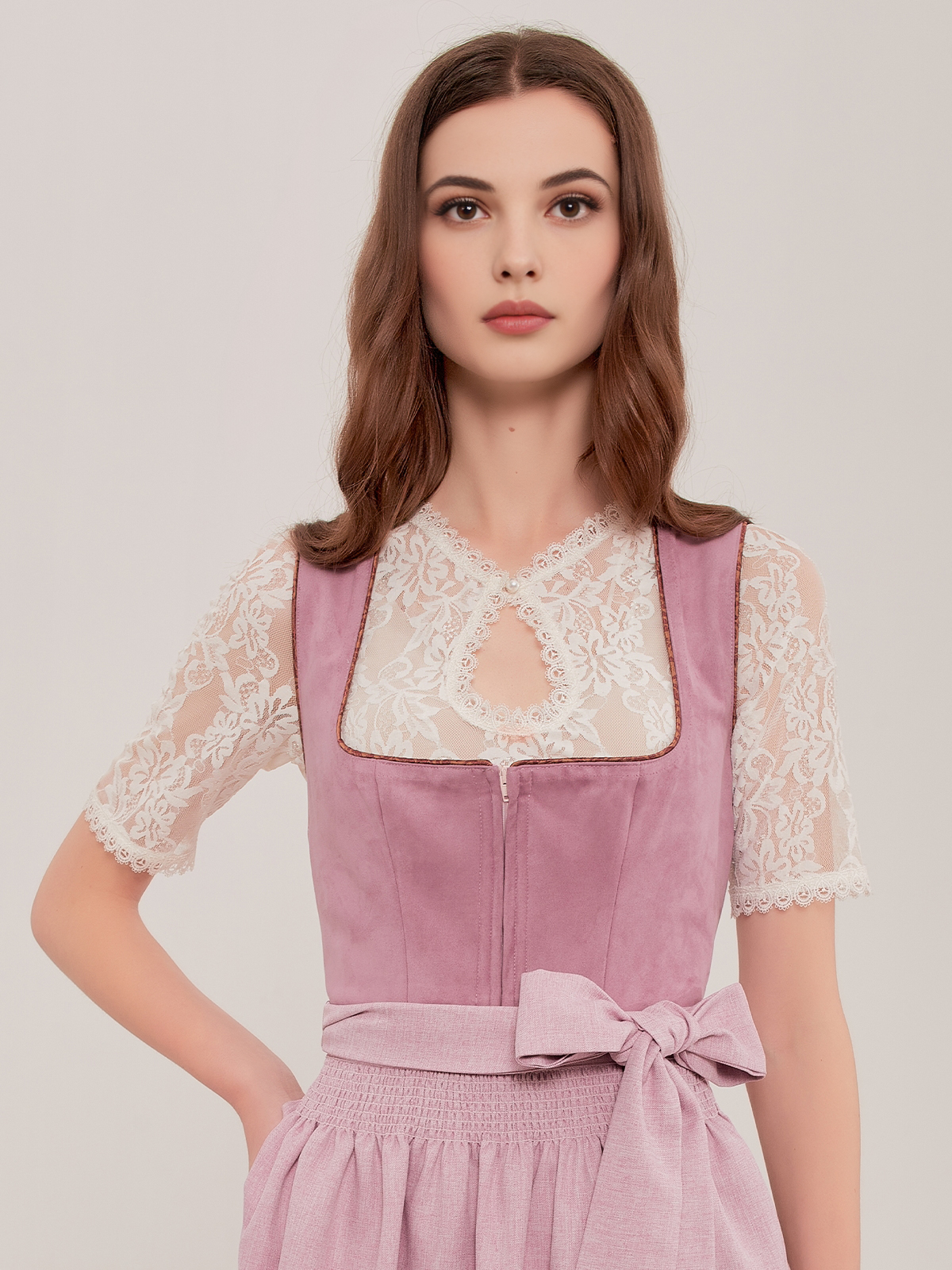 Graues Dirndl mit stilvollen Accessoires