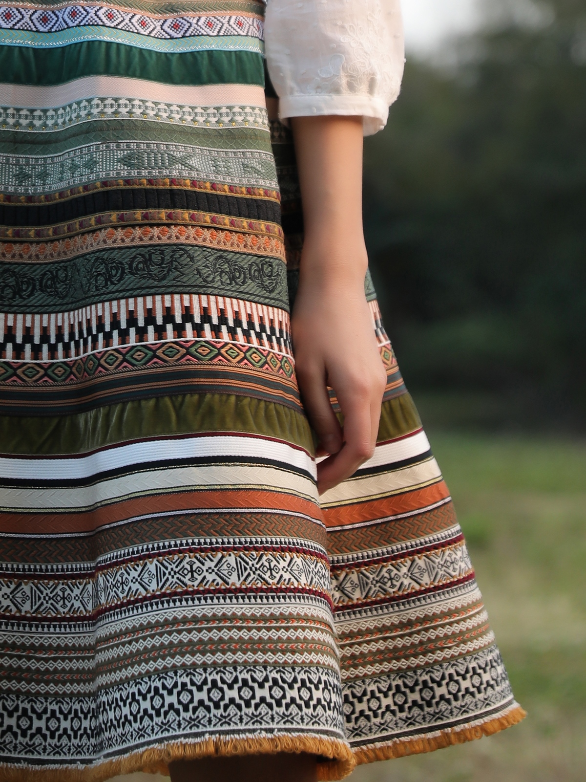 Ein schwarzes Dirndl mit grüner Schürze – ein klassischer Look mit modernem Twist