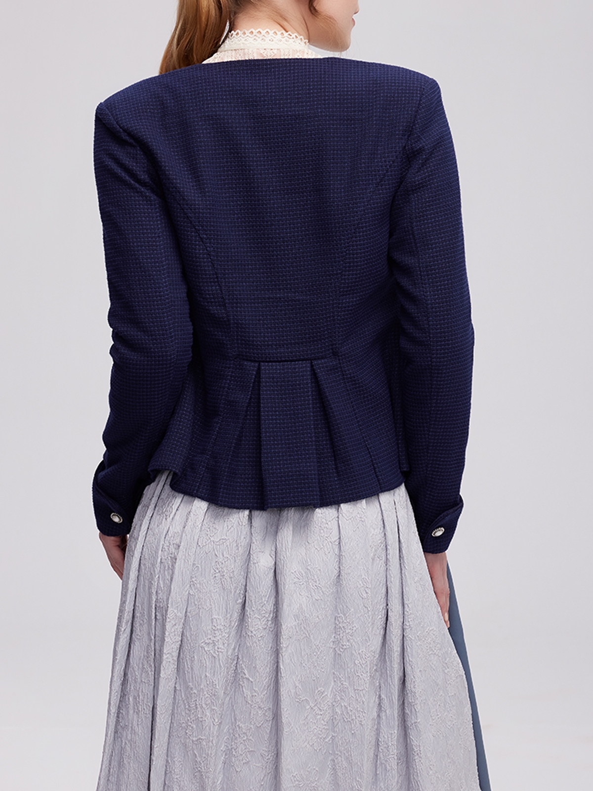 Ein elegantes blaues Dirndl mit floralen Details