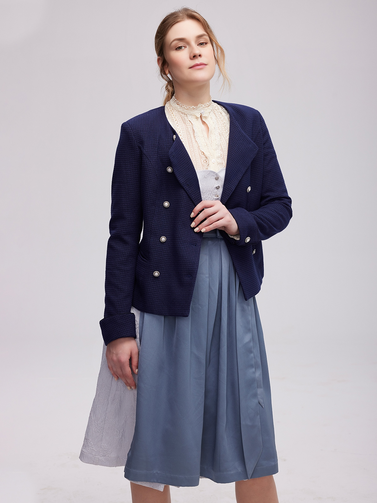 Dirndlbluse weiß hochgeschlossen mit blauem Dirndl