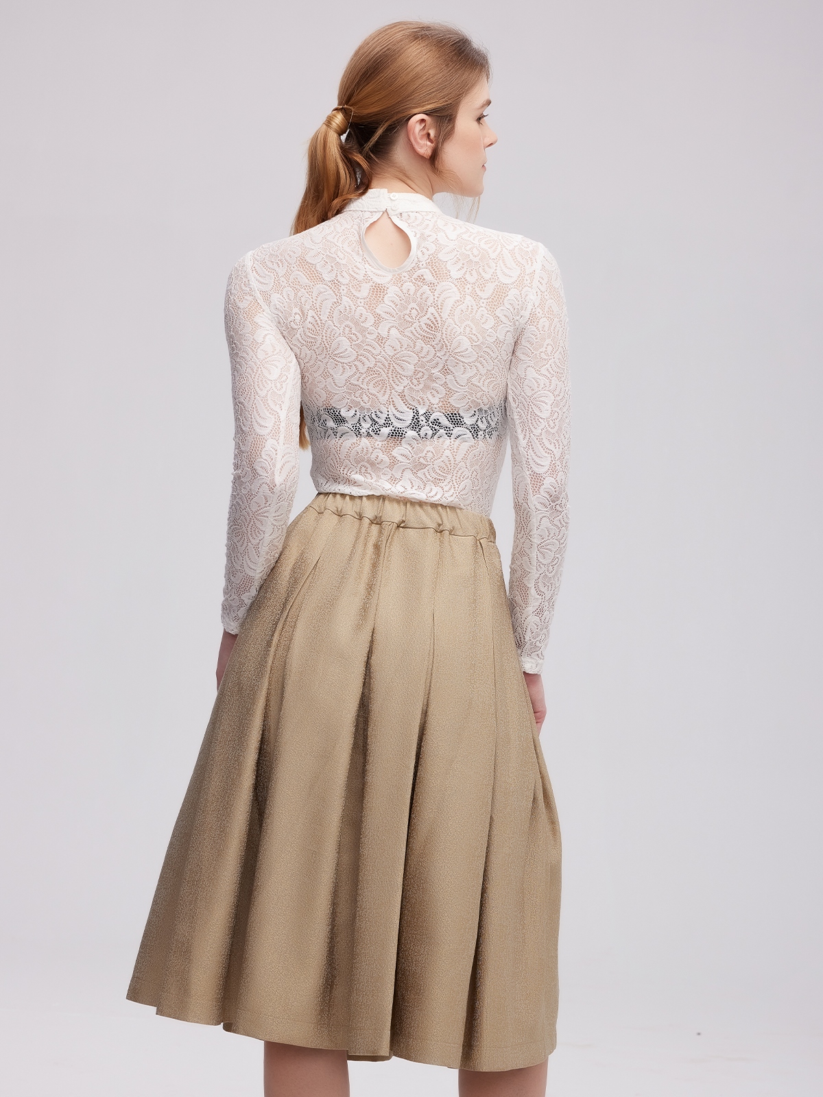 Grüne Dirndlbluse mit Spitzenverzierung