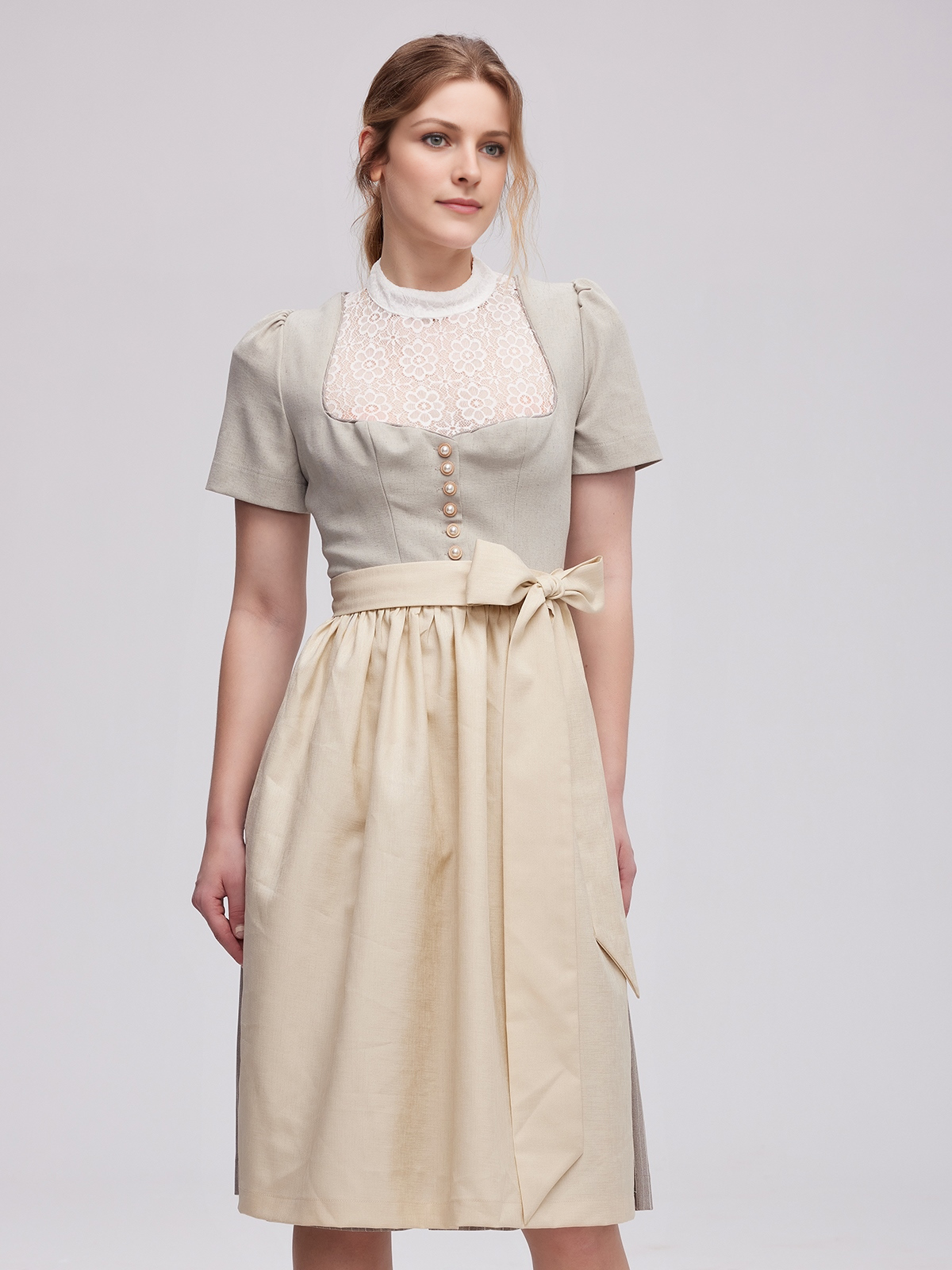 Ein elegantes dunkelgrünes Dirndl mit feinen Details