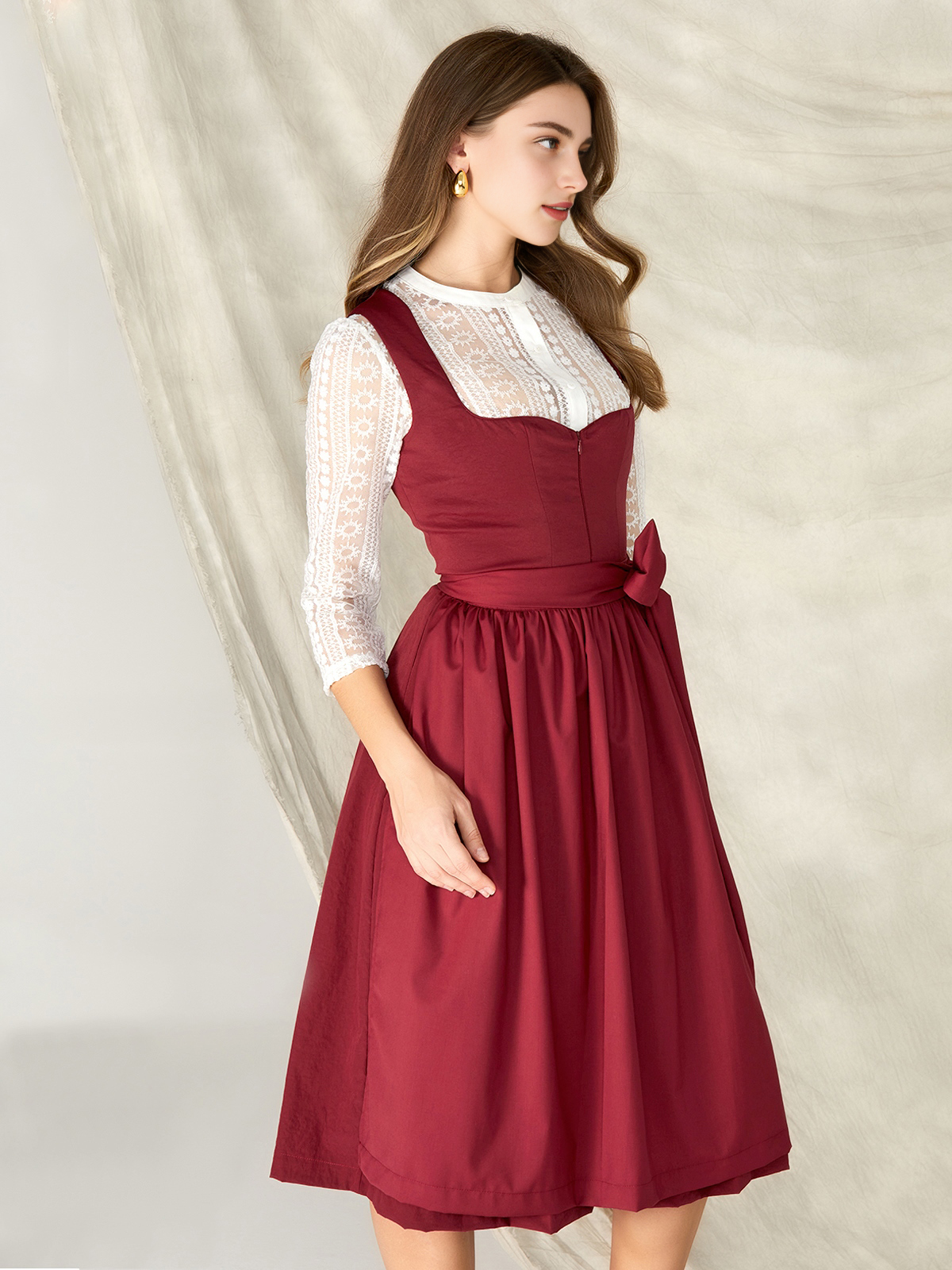 Modernes blaues Dirndl mit floralen Details