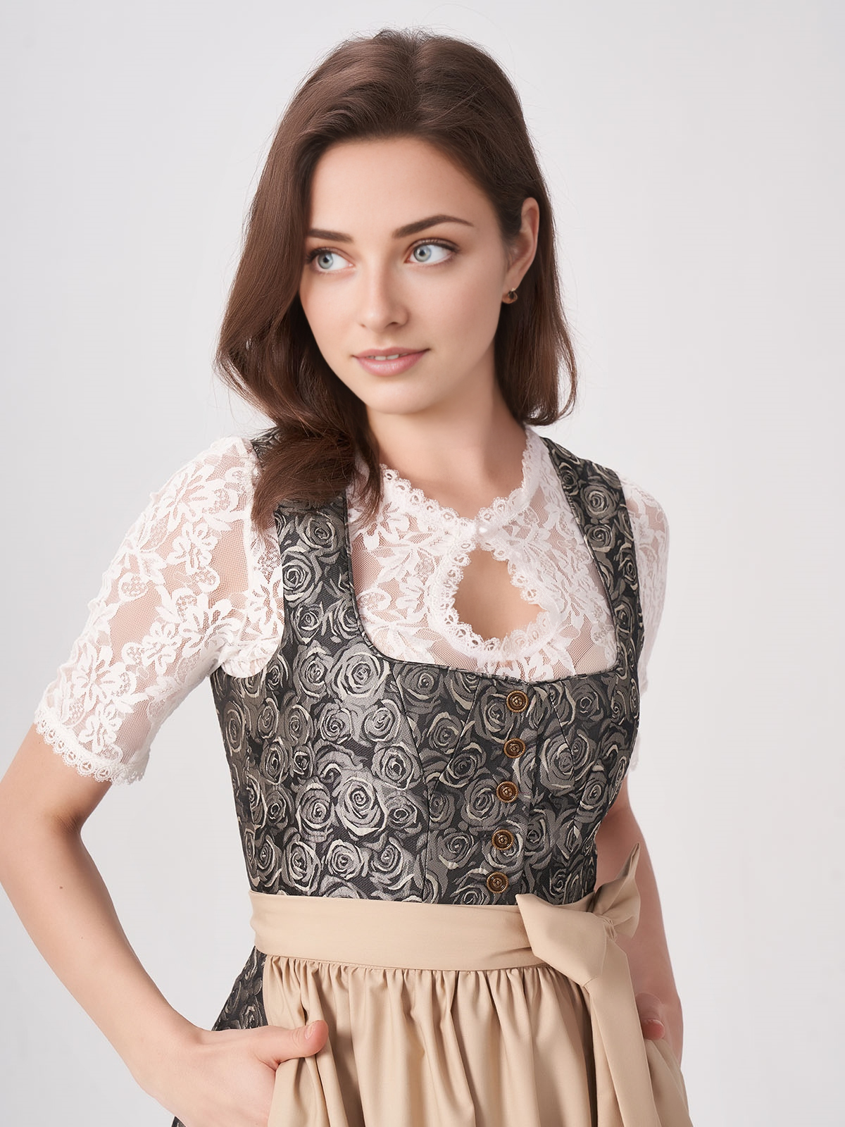 Modernes oranges Dirndl mit floralen Applikationen