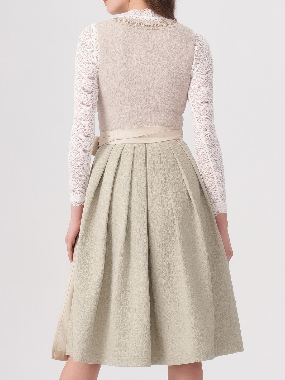 Rotes Samt Dirndl – Eleganz und Tradition vereint