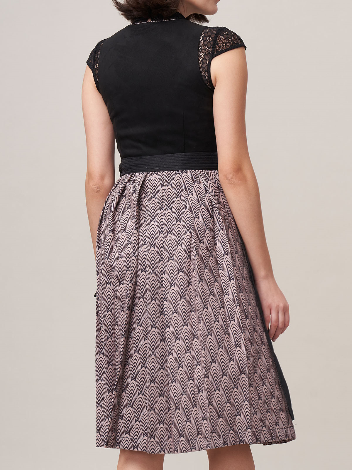 Weinrot Dirndl – Eleganz und Leidenschaft in einem