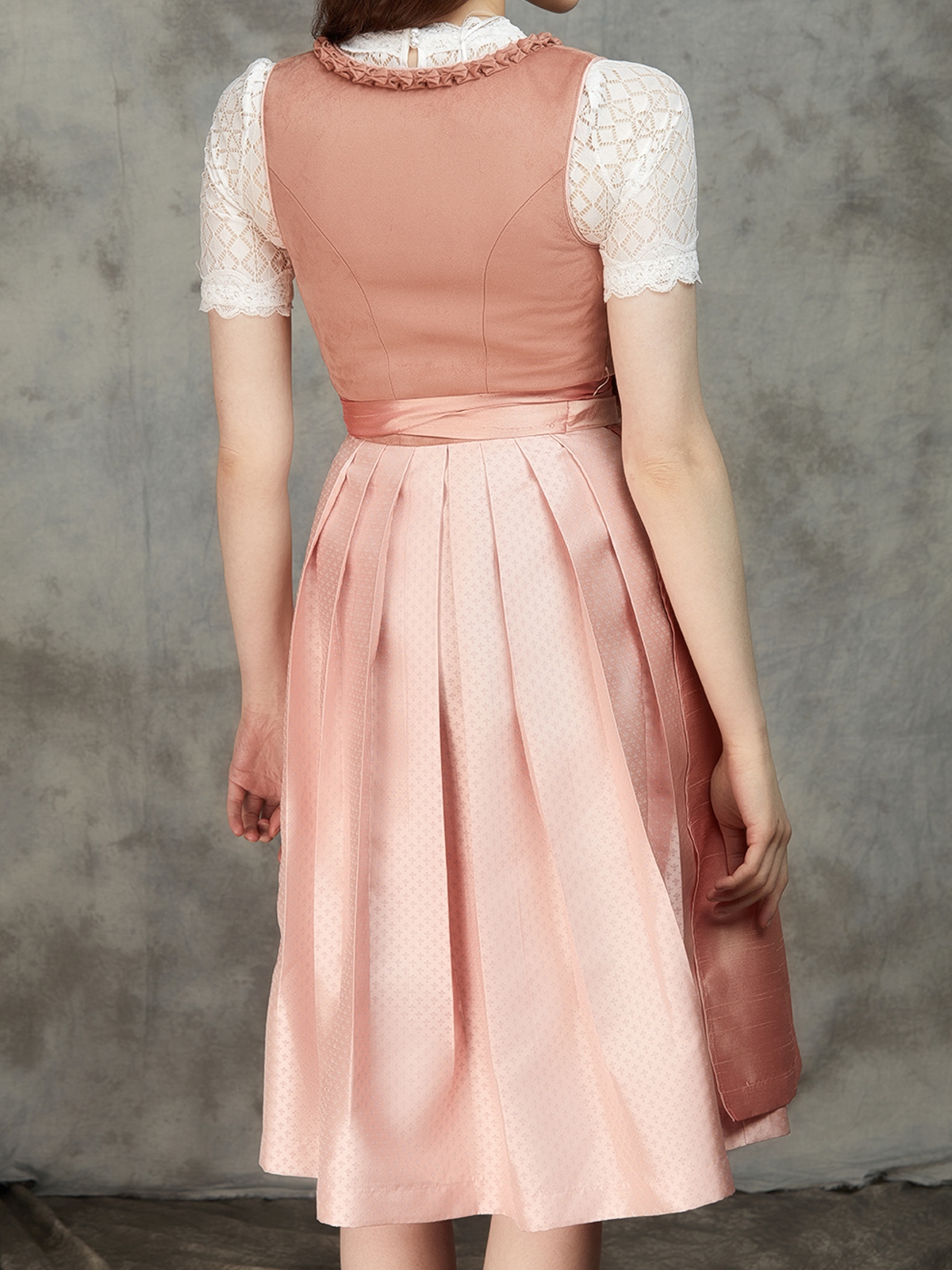 Rot-grünes Dirndl mit floralen Details