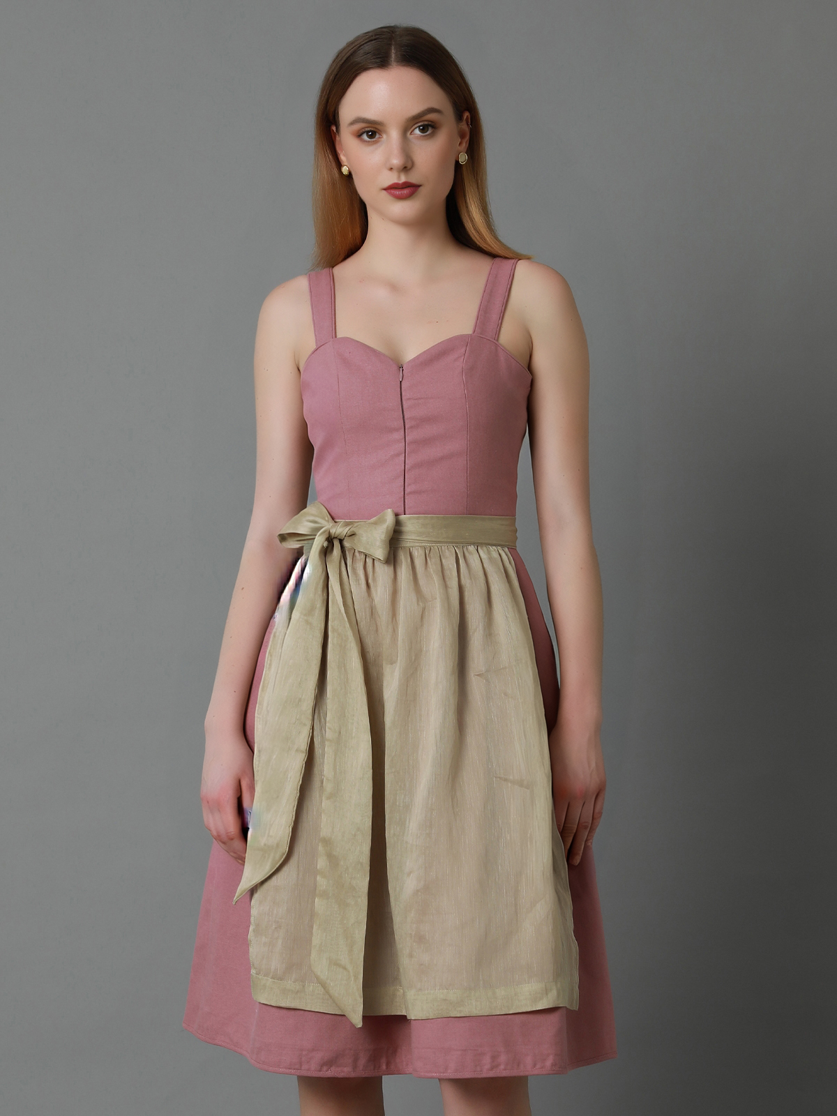 Modernes weinrot Dirndl mit schlanker Silhouette