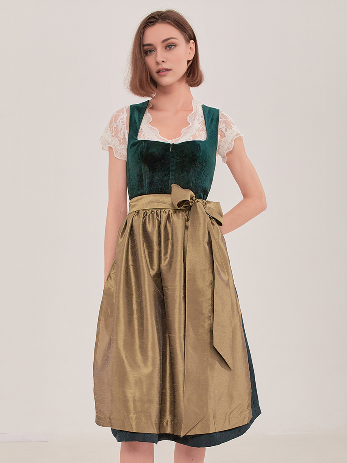 Modernes Dirndl in Grün mit floralen Akzenten